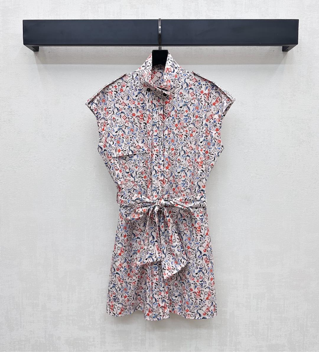 NO:427158,Louis Vuitto*2025 new product is available on the shelves of belt printed vest skirts, customized YB imported twill material, comfortable and breathable, smooth and textured, full of flowers, branches and leaves, iconic four-leaf clover elements, highlighting the brand tone, use open button adjustment design to facilitate putting on and off, and outline the waist belt with waistband to add layered shape, surface auxiliary material development, sleeveless dress style cut, can be made into a jacket or dress, loose style fashionable and relaxed, commuting and date outfits to reduce age and fashionable, high-end version,,louis vuitton, skirts, jackets & coats,alexander wang19860909Louis Vuitto*2025新品上架腰带印花背心裙定制YB进口斜纹绸材质 舒适透气 垂顺有质 通体印满花朵枝叶标志性四叶草元素 彰显品牌调性 沿用开襟纽扣调节设计方便穿脱 配合腰间本布腰带勾勒收腰处理 增添造型层次感 面辅料开发 无袖连衣裙版型剪裁 可做外套或连衣裙 宽松版型时髦松弛 通勤约会穿搭减龄洋气  高版本,,louis vuitton,skirts,jackets & coats,alexander wang,Women's clothing