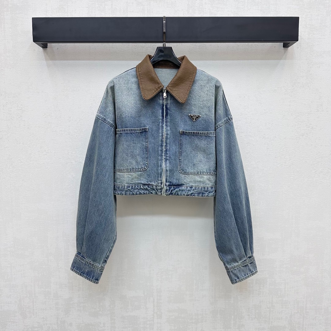 NO:428122,Prad*2025 new product launches the shelves of short denim jacket with custom YB twill cotton denim material, full texture, the collar trim is designed with brown elk leather splicing, collide with the large body Enzyme washing process, ready-made clothes are not easy to fade, symmetrical pocket style and zipper adjustment are easy to put on and off, adding layering of styling, iconic letters and triangle logo decoration on the chest, highlighting the brand tone, surface auxiliary material development, lapel short jacket jacket tailoring, daily commuting, retro and fashionable, high-end version,,prada, jackets & coats, jackets & coats, alexander wang19860909Prad*2025新品上架翻领短款牛仔外套定制YB斜纹全棉牛仔材质 质感十足 领边饰以棕色麋皮拼接设计 与大身形成碰撞 酵素水洗工艺 成衣不易掉色串色 对称口袋版型配合开襟拉链调节方便穿脱 增添造型层次感 胸前点缀标志性字母三角徽标装饰 彰显品牌调性 面辅料开发 翻领短款夹克外套剪裁 日常通勤随意穿搭复古时髦  高版本,,prada,jackets & coats,jackets & coats,alexander wang,Women's clothing