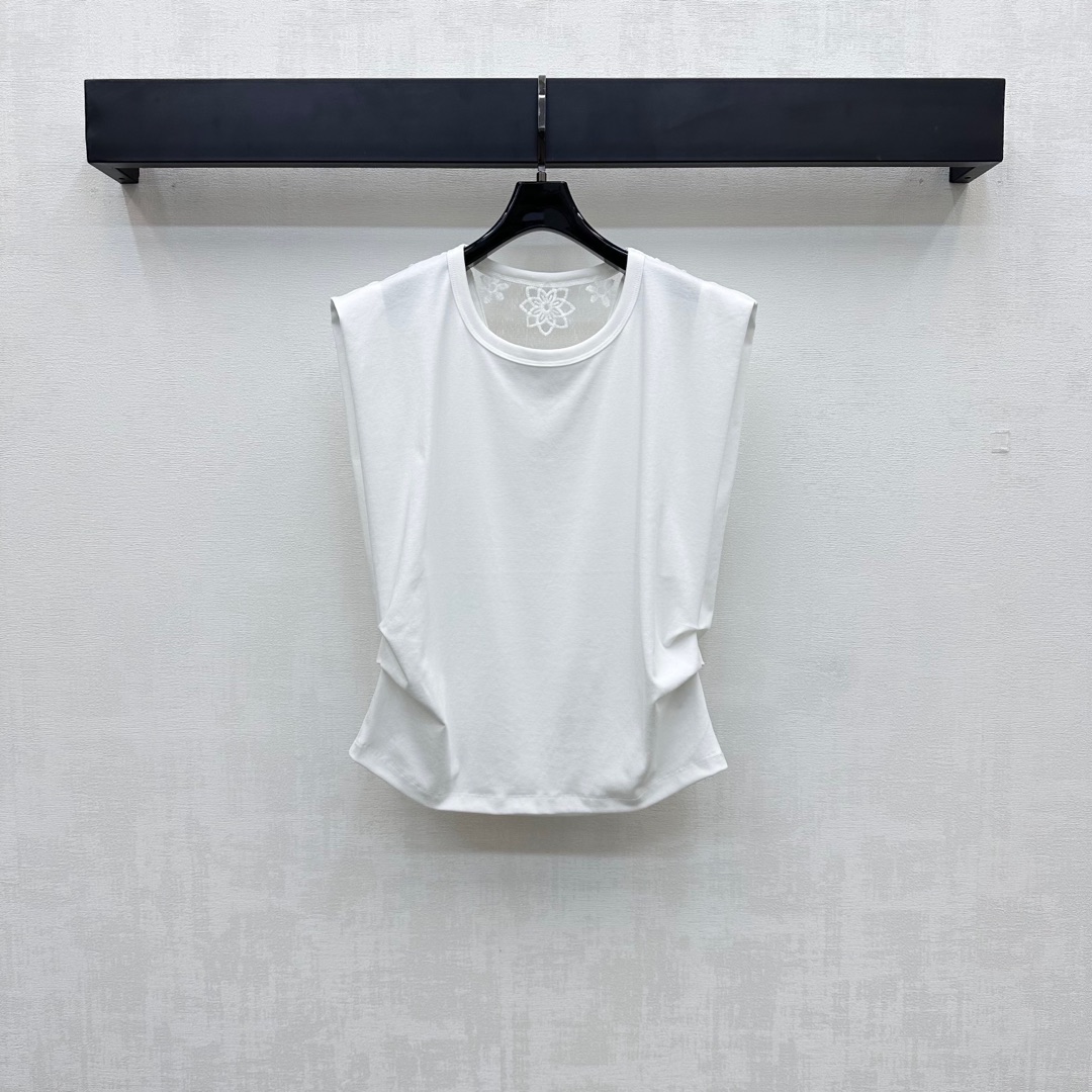 NO:430220,Skf*2025 new product is on the shelves of the hollow embroidered vest custom YB imported twill cotton material, comfortable texture, easy to wear, hollowed out behind the decoration, embroidery paints a floral logo to echo the brand personality, the waist is pleated and waist-hugging design, modify the body shape, add layered styling, surface auxiliary materials development, hollow sleeveless top style cut, upper body high-end showing temperament, daily commuting outfit is simple and fashionable, high version 2 colors,,alexander wang19860909Skf*2025新品上架镂空刺绣背心定制YB进口斜纹棉材质 质感舒适 弹力好穿 背后饰以镂空处理 刺绣绘制出花卉徽标呼应 彰显品牌个性 腰间沿用褶皱收腰设计 修饰身形 增添造型层次感 面辅料开发 镂空无袖上衣版型剪裁 上身高级显气质 日常通勤穿搭简约时髦 高版本2色,,alexander wang,Women's clothing