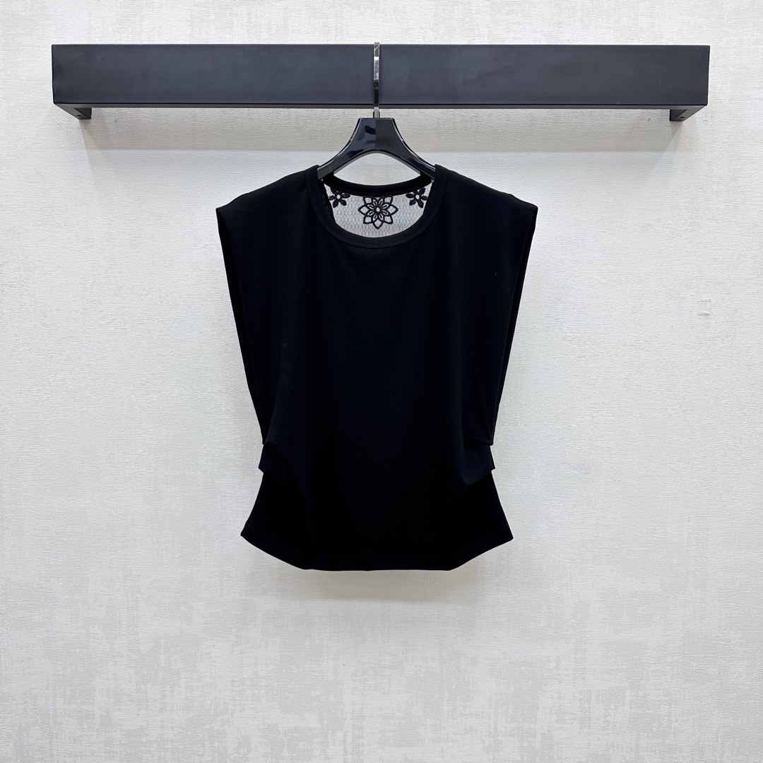 NO:430232,Skf*2025 new product is on the shelves of the hollow embroidered vest custom YB imported twill cotton material, comfortable texture, easy to wear, hollowed out behind the decoration, embroidery paints a floral logo to echo the brand personality, the waist is pleated and waist-hugging design, modify the body shape, add layered styling, surface auxiliary materials development, hollow sleeveless top style cut, upper body high-end showing temperament, daily commuting outfit is simple and fashionable, high version 2 colors,,alexander wang19860909Skf*2025新品上架镂空刺绣背心定制YB进口斜纹棉材质 质感舒适 弹力好穿 背后饰以镂空处理 刺绣绘制出花卉徽标呼应 彰显品牌个性 腰间沿用褶皱收腰设计 修饰身形 增添造型层次感 面辅料开发 镂空无袖上衣版型剪裁 上身高级显气质 日常通勤穿搭简约时髦  高版本2色,,alexander wang,Women's clothing