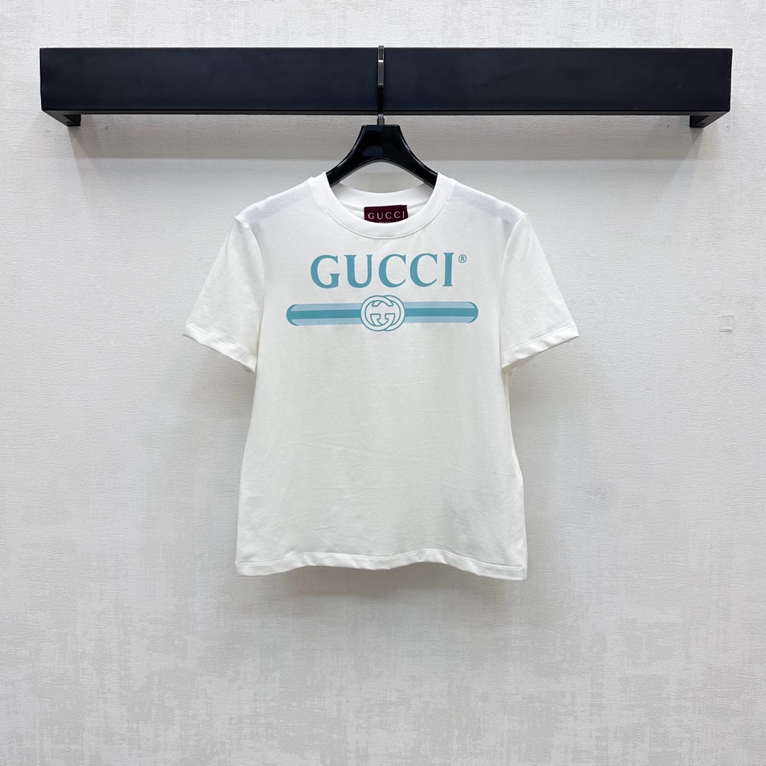 NO:427152,Gucc* new product on shelves letter printing T custom YB imported native cotton material breathable and comfortable, full texture, voxel color base with iconic letter printing pattern elements on the chest, highlighting the brand tone, simple and atmospheric upper body, surface auxiliary material development, round neck short-sleeved T-shirt tailoring, single layering, and fashionable, high version 2 colors, gucci, T-shirt, tees, t-shirt, alexander wang19860909Gucc*新品上架字母印花T定制YB进口原生全棉材质 透气舒适 质感十足 通体素色打底搭配胸口标志性字母印花图案元素 彰显品牌调性 上身简约大气 面辅料开发 圆领短袖T恤剪裁 单穿叠穿出彩时髦 高版本2色,,gucci,T-shirt,tees，t-shirt,alexander wang,Women's clothing