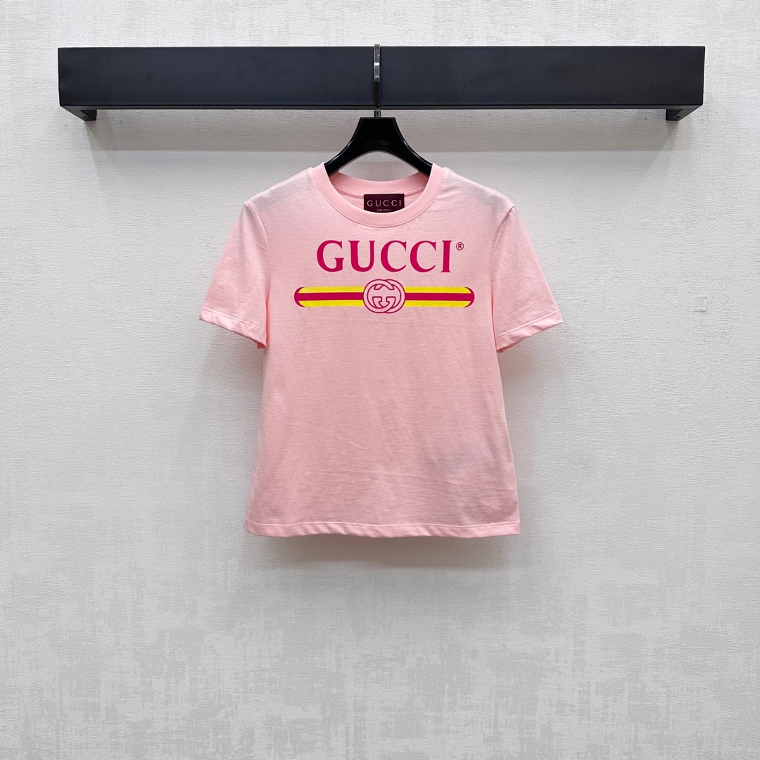 NO:427141,Gucc*2025 new product launches letter printing T custom YB imported native cotton material breathable and comfortable, full texture, voxel color base with iconic letter printing pattern elements on the chest, highlighting the brand tone, the upper body is simple and atmospheric, surface auxiliary material development, round neck short-sleeved T-shirt tailoring, single layering, and fashionable, high version 2 colors, gucci, T-shirt, tees, t-shirt, alexander wang19860909Gucc*2025新品上架字母印花T定制YB进口原生全棉材质 透气舒适 质感十足 通体素色打底搭配胸口标志性字母印花图案元素 彰显品牌调性 上身简约大气 面辅料开发 圆领短袖T恤剪裁 单穿叠穿出彩时髦 高版本2色,,gucci,T-shirt,tees，t-shirt,alexander wang,Women's clothing