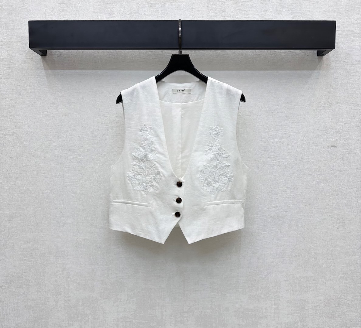 NO:430212,Skf*2025 new product is available for the shelves of embroidered vest jackets, custom YB imported linen material, comfortable and stylish texture, embroidered with embroidery on the chest, embroidered with floral logos, highlighting the brand personality, use open-clad buttons to adjust the waistband waistband design to modify the body, add to the layering of the styling, facial accessories development, short vest jacket tailoring, upper body high-end showing temperament, daily commuting outfits are simple and fashionable, high-version 2 colors,, jackets & coats, alexander wang19860909Skf*2025新品上架刺绣马甲外套定制YB进口亚麻材质 质感舒适有型 胸前饰以刺绣绘制出花卉徽标点缀装饰 彰显品牌个性 沿用开襟纽扣调节后腰扣带收腰设计 修饰身形 增添造型层次感 面辅料开发 短款马甲外套剪裁 上身高级显气质 日常通勤穿搭简约时髦  高版本2色,,jackets & coats,alexander wang,Women's clothing