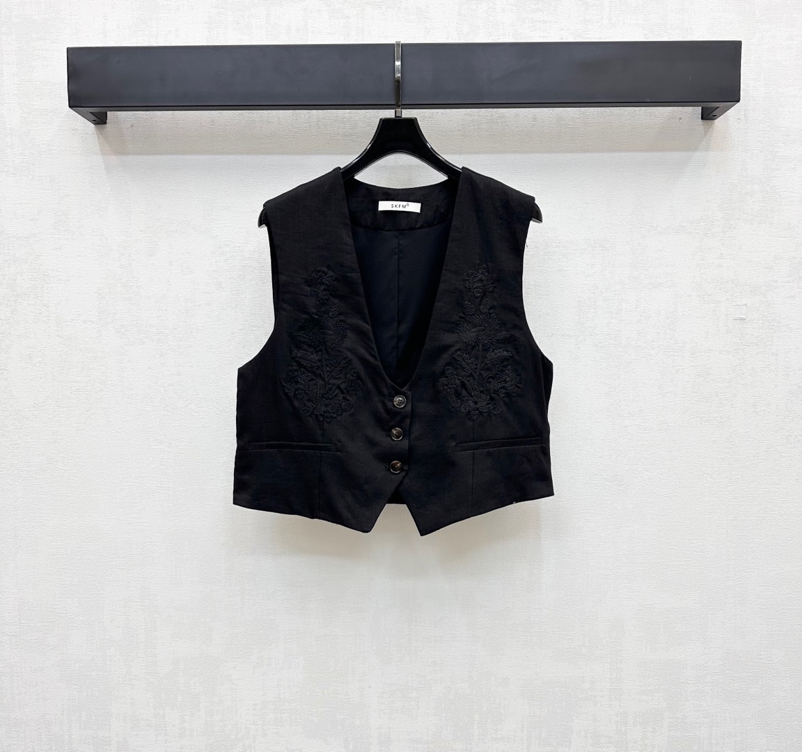 NO:430258,Skf*2025 new product is available for the shelves of embroidered vest jackets, custom YB imported linen material, comfortable and stylish texture, embroidered with embroidery on the chest, embroidered with floral logos, highlighting the brand personality, use open-clad buttons to adjust the waistband waistband design to modify the body, add to the layering of the styling, facial accessories development, short vest jacket tailoring, upper body high-end showing temperament, daily commuting outfits are simple and fashionable, high-version 2 colors,, jackets & coats, alexander wang19860909Skf*2025新品上架刺绣马甲外套定制YB进口亚麻材质 质感舒适有型 胸前饰以刺绣绘制出花卉徽标点缀装饰 彰显品牌个性 沿用开襟纽扣调节后腰扣带收腰设计 修饰身形 增添造型层次感 面辅料开发 短款马甲外套剪裁 上身高级显气质 日常通勤穿搭简约时髦  高版本2色,,jackets & coats,alexander wang,Women's clothing