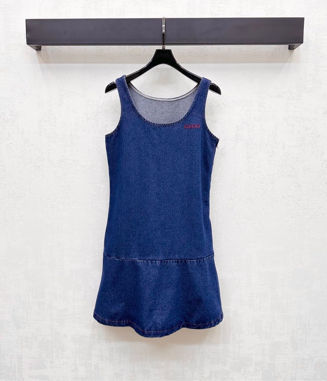 NO:428148,Gucc*2025 new product launches on the shelves of the pressed pleated denim vest skirt custom YB imported twill cotton denim material Enzyme washing presents retro tannin denim blue texture is crisp and stylish Low waist pleated skirt treatment is combined with three-dimensional cutting and side zipper adjustment design to add layered styling to fit the body and make the appearance slim and temperament The chest is embellished with iconic letter logo decoration to highlight the brand tone Face and auxiliary materials development Sleeveless dress tailoring Commuter date single layered high-end fashion High-end version, Gucci, skirts, alexander wang19860909Gucc*2025新品上架压褶牛仔背心裙定制YB进口斜纹棉牛仔材质 酵素水洗 呈现复古单宁牛仔蓝 质感挺括有型 低腰压褶裙摆处理配合配合立体裁剪和侧边拉链调节设计 增添造型层次感 贴合身形显瘦显气质 胸前点缀标志性字母徽标装饰 彰显品牌调性 面辅料开发 无袖连衣裙剪裁 通勤约会单穿叠穿高级时髦 高版本,,gucci,skirts,alexander wang,Women's clothing