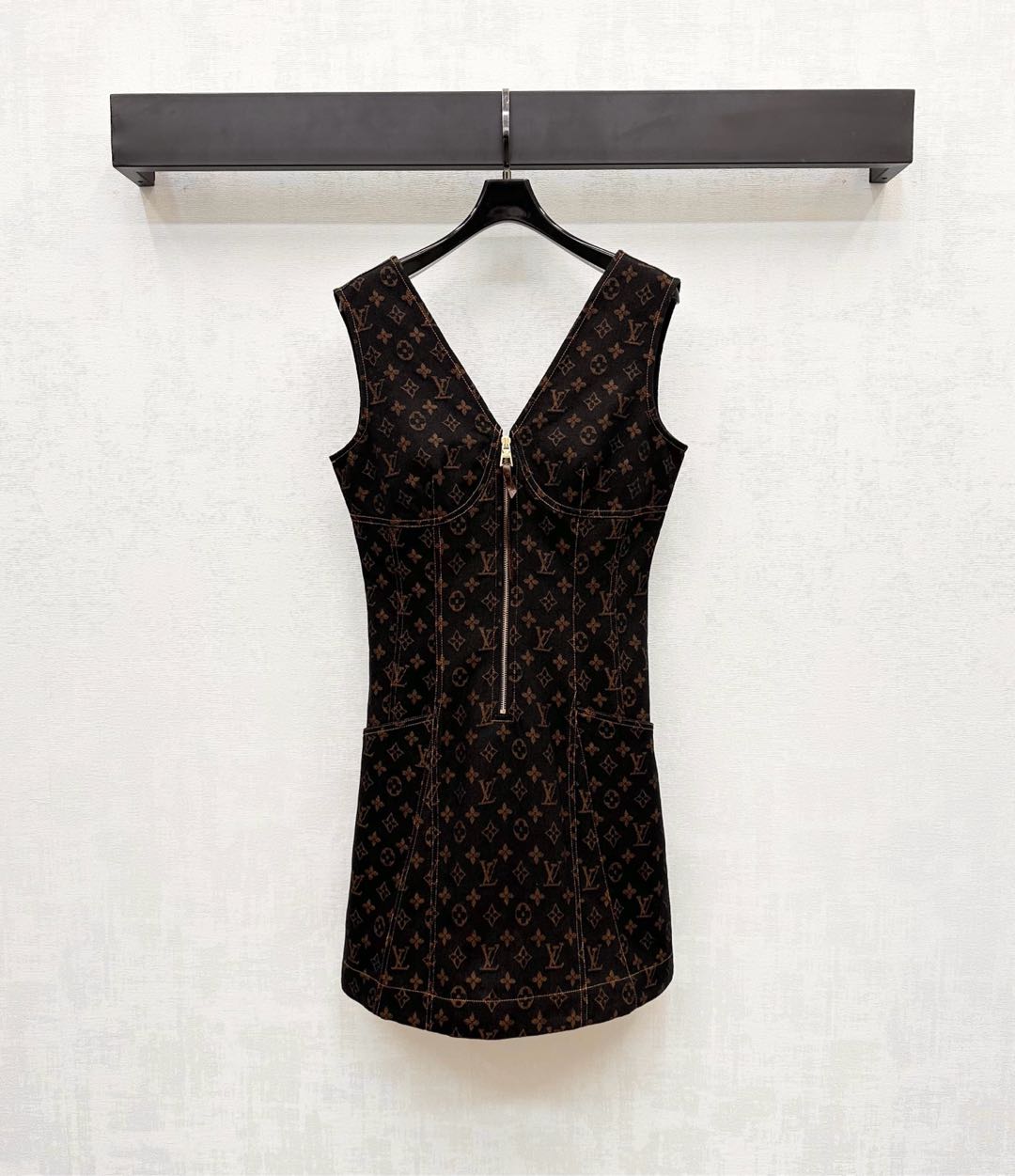 NO:428124,Louis Vuutto*2025 new product is available on the shelves of jacquard denim vest skirt custom YB imported twill cotton denim material craftsmanship processing full texture The whole body is iconic four-leaf clover letter logo element characters highlight the brand tone Use half-pallet leather buckle zipper to adjust the symmetrical pocket style design to add styling layering facial auxiliary material development V-neck suspender dress tailoring commuting and date outfits are brilliant and fashionable High-version, louis vuitton, skirts, alexander wang19860909Louis Vuutto*2025新品上架提花牛仔背心裙定制YB进口斜纹棉牛仔材质 工艺处理 质感十足 通体标志性四叶草字母徽标元素字 彰显品牌调性 沿用半开襟皮扣拉链调节对称口袋版型设计 增添造型层次感 面辅料开发 V领吊带连衣裙剪裁 通勤约会穿搭出彩时髦    高版本,,louis vuitton,skirts,alexander wang,Women's clothing