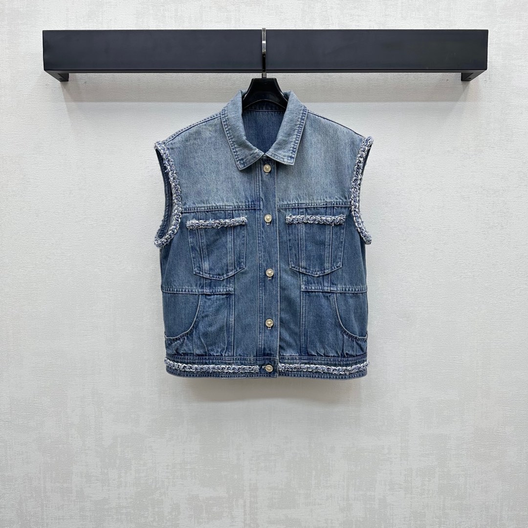 NO:429414,Chane*2025 new product is on the shelves of the tying denim vest custom YB imported twill cotton denim material Multi-washed, crisp and stylish, chain-woven typing, wrapping design, highlighting the brand tone, exquisite plaid button adjustment, add layering, gradient washing process from deep to shallow, modify body shape beautification ratio, surface auxiliary material development, lapel vest jacket tailoring, can be matched with the same series of skirts and pants, complete sets or single wear, outstanding and fashionable, high-version 36 38 40,,chanel, skirts, jackets & coats,alexander wang19860909Chane*2025新品上架捆边牛仔马甲定制YB进口斜纹棉牛仔材质 多重水洗 挺括有型 通体沿用链条编织捆边包裹设计 彰显品牌调性 精致开襟纽扣调节 增添造型层次感 由深至浅的渐变水洗工艺 修饰身型美化比例 面辅料开发 翻领马甲外套剪裁 可搭配同系列裙裤装 成套或单穿都出彩时髦 高版本36 38 40,,chanel,skirts,jackets & coats,alexander wang,Women's clothing