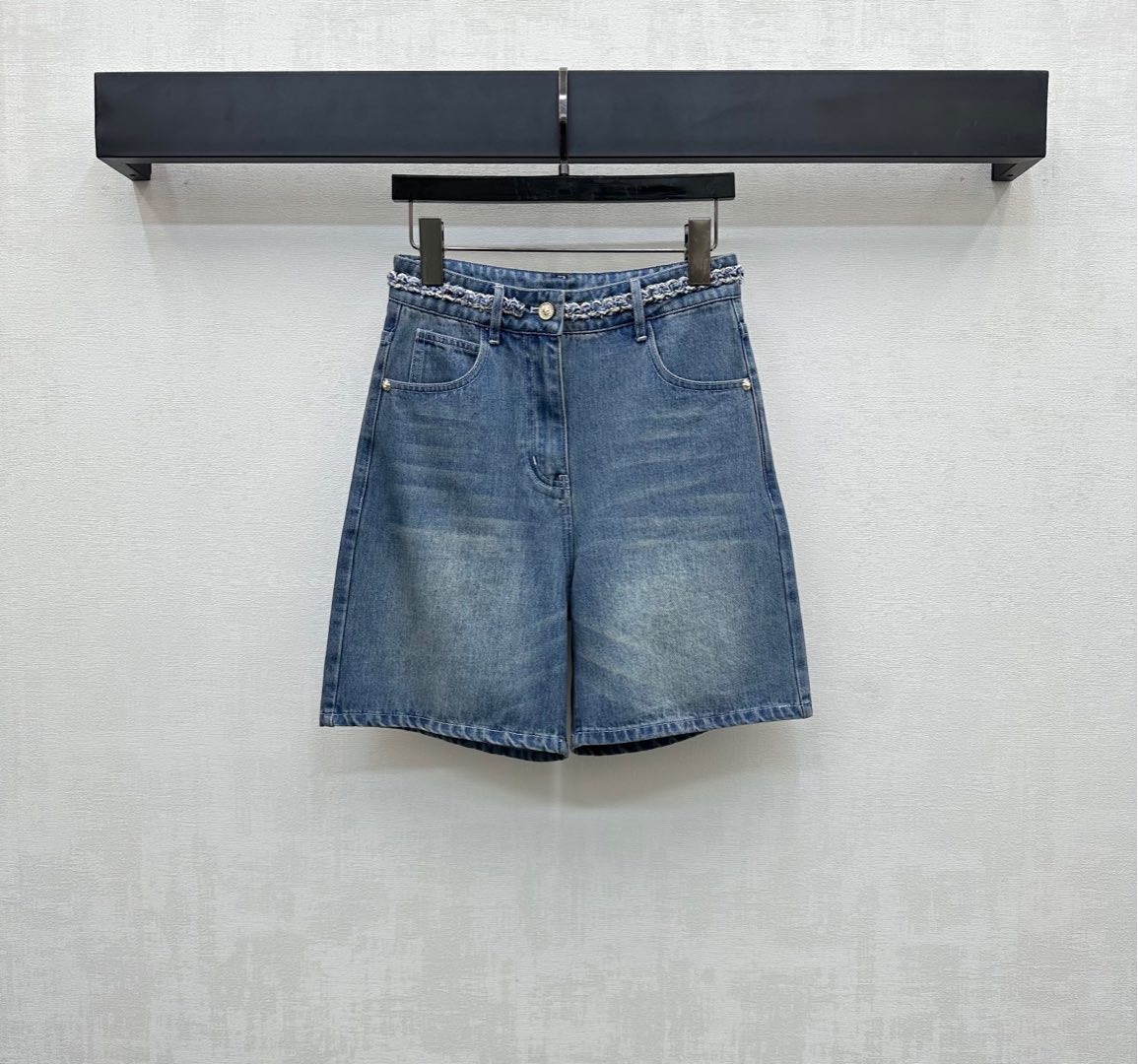 NO:429393,Chane*2025 new product is on the shelves of the tying denim mid-trouser trouser jeans custom YB imported twill cotton denim material Multi-washed, crisp and stylish, waist head woven with chain woven edge wrap design, highlighting the brand tone, exquisite open button adjustment, add layering, gradient washing process from deep to shallow, modify the leg beautification ratio, surface auxiliary material development, high-waist button mid-trouser cut, can be matched with the same series of vests, complete sets or single wear, outstanding and fashionable, high-version 36 38 40,,chanel,alexander wang19860909Chane*2025新品上架捆边牛仔中裤定制YB进口斜纹棉牛仔材质 多重水洗 挺括有型 腰头沿用链条编织捆边包裹设计 彰显品牌调性 精致开襟纽扣调节 增添造型层次感 由深至浅的渐变水洗工艺 修饰腿型美化比例 面辅料开发 高腰系扣中裤剪裁 可搭配同系列马甲 成套或单穿都出彩时髦  高版本36 38 40,,chanel,alexander wang,Women's clothing