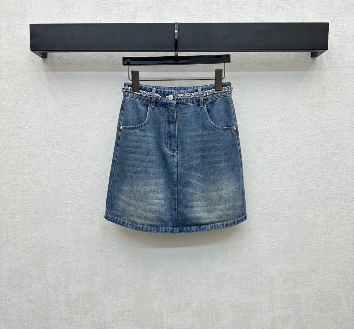 NO:429404,Chane*2025 new product is on the shelves of the tying denim skirt custom YB imported twill cotton denim material Multi-washed, crisp and stylish, waist head woven with chain woven edge wrap design, highlighting the brand tone, exquisite open button adjustment, add layering, gradient washing process from deep to shallow, modify the leg beautification ratio, surface auxiliary material development, high-waist button skirt tailoring, can be matched with the same series of vests, complete sets or single wear, outstanding and fashionable, high-version 36 38 40,,chanel, skirts, alexander wang19860909Chane*2025新品上架捆边牛仔半裙定制YB进口斜纹棉牛仔材质 多重水洗 挺括有型 腰头沿用链条编织捆边包裹设计 彰显品牌调性 精致开襟纽扣调节 增添造型层次感 由深至浅的渐变水洗工艺 修饰腿型美化比例 面辅料开发 高腰系扣半裙剪裁 可搭配同系列马甲 成套或单穿都出彩时髦 高版本36 38 40,,chanel,skirts,alexander wang,Women's clothing