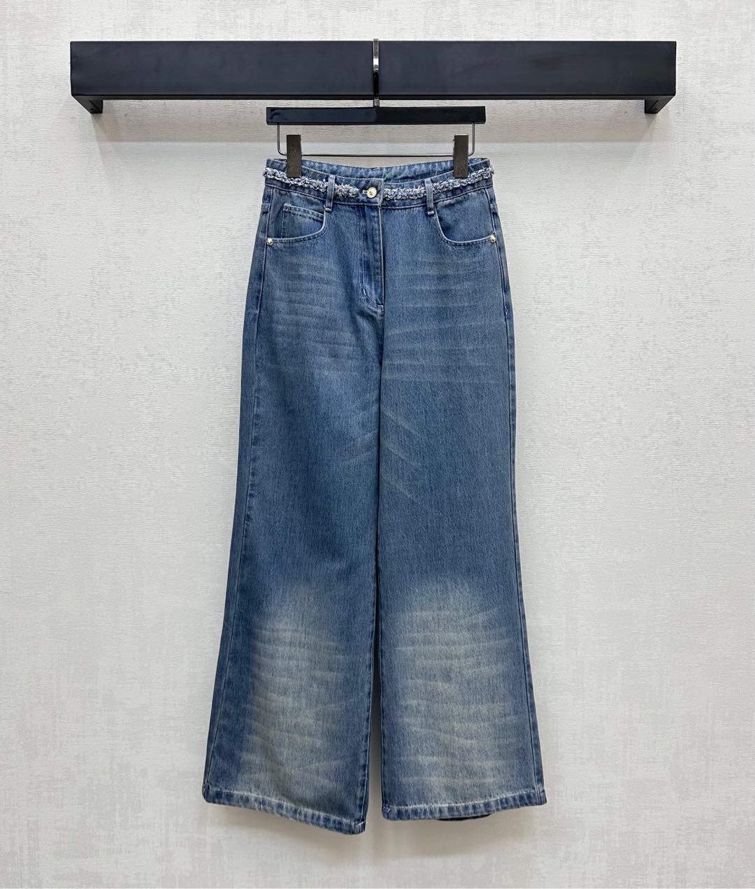 NO:429383,Chane*2025 new product is on the shelves of the tying jeans custom YB imported twill cotton denim material Multi-washed, crisp and stylish, waist is woven with chain-woven edge wrapping design, highlighting the brand tone, exquisite open button adjustment, add layering, gradient washing process from deep to shallow, modify the leg beautification ratio, surface auxiliary material development, high-waist button trousers tailoring, can be matched with the same series of vests, complete sets or single wear, outstanding and fashionable, high-version 36 38 40,,chanel,alexander wang19860909Chane*2025新品上架捆边牛仔长裤定制YB进口斜纹棉牛仔材质 多重水洗 挺括有型 腰头沿用链条编织捆边包裹设计 彰显品牌调性 精致开襟纽扣调节 增添造型层次感 由深至浅的渐变水洗工艺 修饰腿型美化比例 面辅料开发 高腰系扣长裤剪裁 可搭配同系列马甲 成套或单穿都出彩时髦 高版本36 38 40,,chanel,alexander wang,Women's clothing