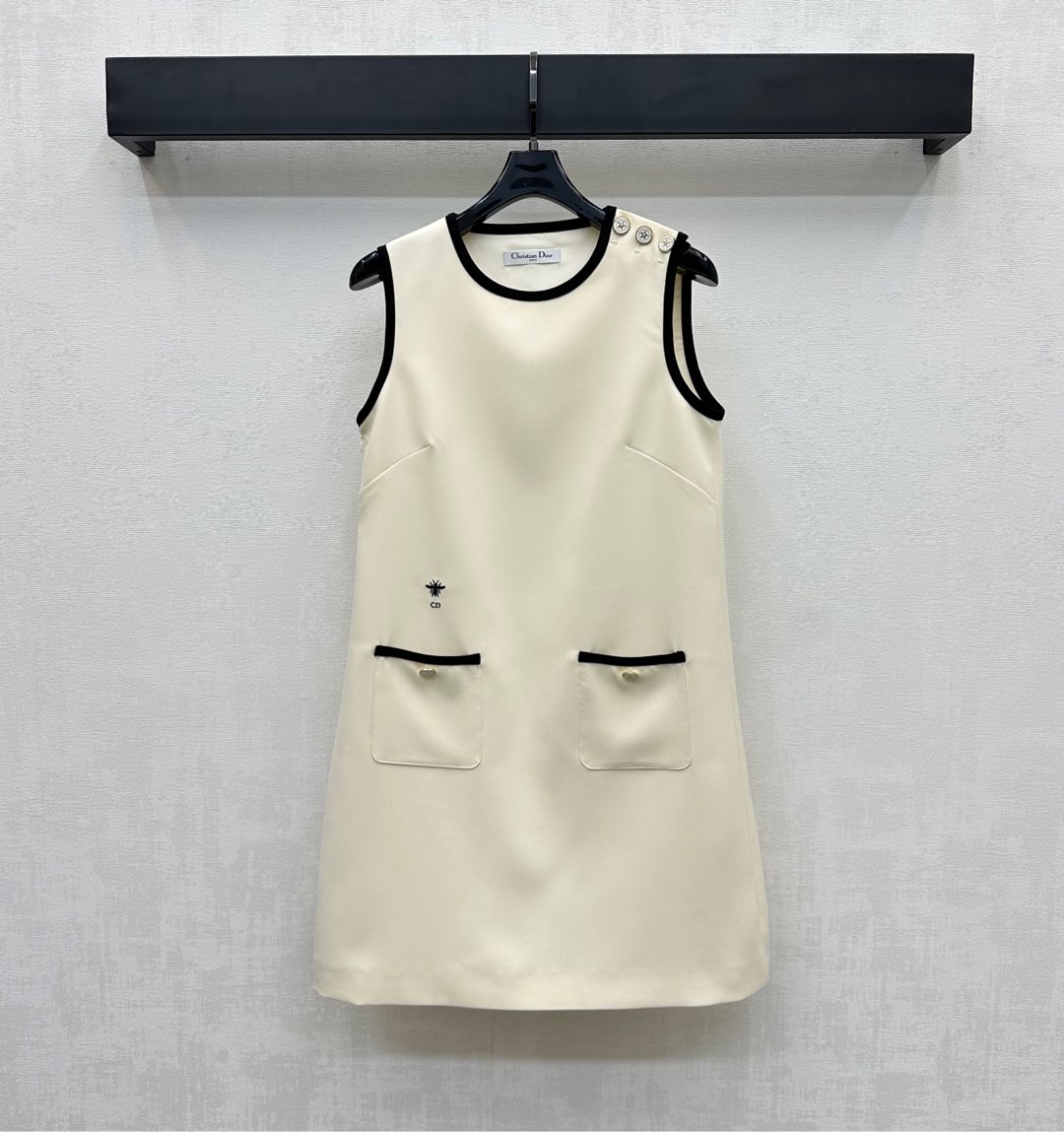 NO:429413,Dio*2025 new product is available for contrasting vest skirt, customized YB imported cotton and polyester material, crisp, comfortable and stylish, neckline cuffs are wrapped in black, combined with the symmetrical pocket style at the waist, adding layered look, waist embroidered with iconic embroidered CD bee logo pattern, highlighting the brand tone, surface auxiliary material development, sleeveless dress tailoring, commuting and date wear simple and advanced, high-end version,,dior, skirts,alexander wang19860909Dio*2025新品上架撞色背心裙定制YB进口棉涤材质 挺括舒适有型 领口袖口沿用黑色包边包裹设计 配合腰间对称口袋版型处理 增添造型层次感 腰侧点缀标志性刺绣CD蜜蜂徽标图案 彰显品牌调性 面辅料开发 无袖连衣裙剪裁 通勤约会穿搭简约高级  高版本,,dior,skirts,alexander wang,Women's clothing