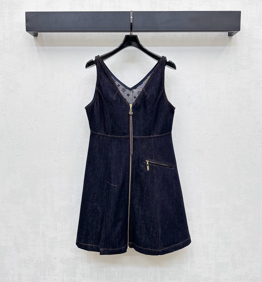 NO:429421,Louis Vuitto*2025 new product is available for printing zipper vest skirt custom YB imported twill cotton denim material Multi-washed, crisp and stylish, retro dark blue, zippered and fully tilted adjustment design, combined with single-sided pleated skirt hem, add a sense of styling, iconic four-leaf clover letter logo pattern, highlight the brand tone, create a casual high street style, surface auxiliary material development, V-neck dress tailoring, modify waist and belly lines, commuting and date outfits, high version,,louis vuitton, skirts, alexander wang19860909Louis Vuitto*2025新品上架印花拉链背心裙定制YB进口斜纹棉牛仔材质 多重水洗 挺括有型 通体复古深蓝色 沿用拉链全开襟调节设计 配合单侧压褶裙摆处理 增添造型层次感 内里标志性四叶草字母徽标图案 彰显品牌调性 打造休闲高街风格 面辅料开发 V领连衣裙剪裁 修饰腰腹线条 通勤约会穿搭出彩时髦 高版本,,louis vuitton,skirts,alexander wang,Women's clothing