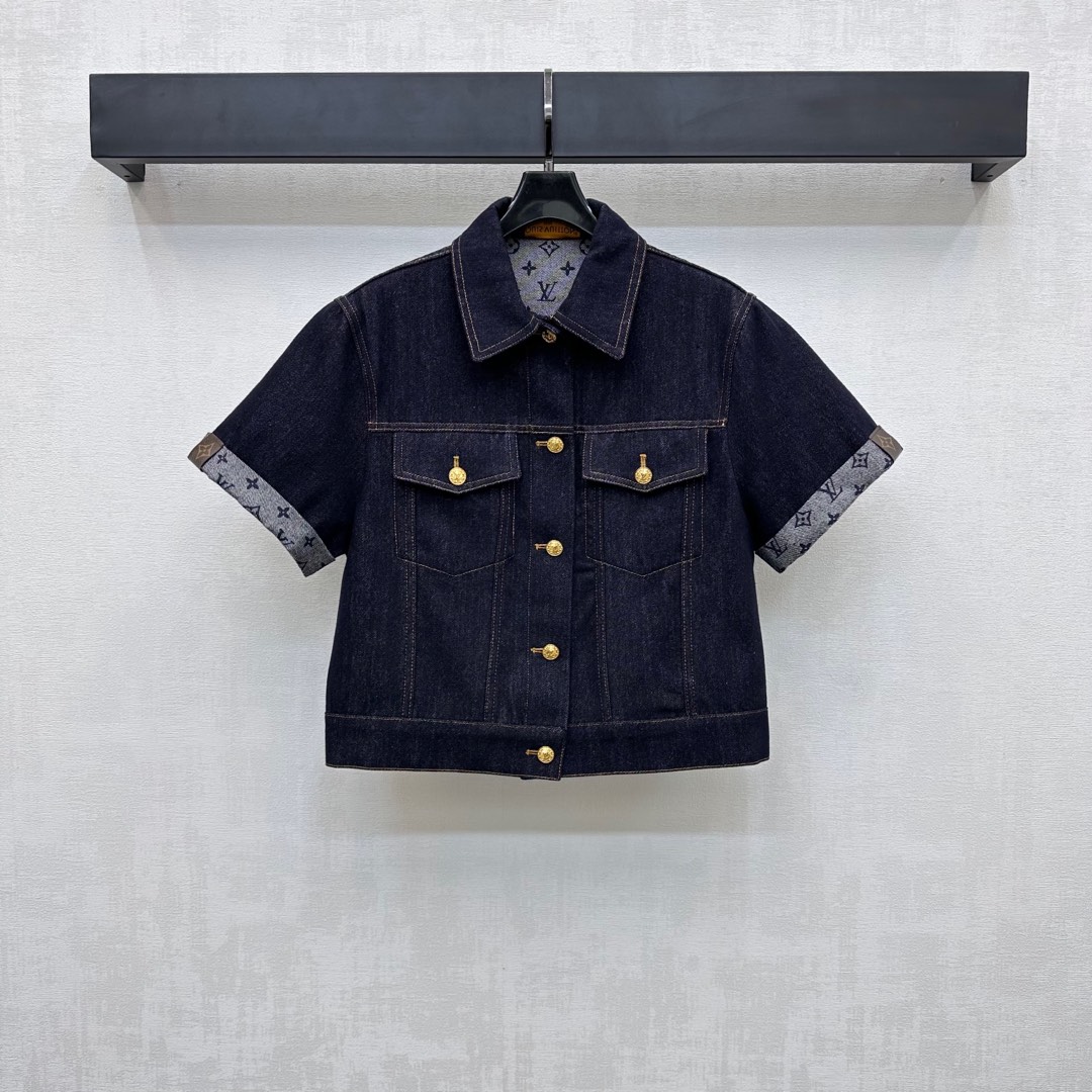NO:429456,Louis Vuitto*2025 new product is available for printing denim jacket custom YB imported twill cotton denim material Multi-washed, crisp and stylish, retro dark blue, combined with the symmetrical flip pocket design on the chest, adding layered look, the iconic four-leaf clover letter logo pattern in the inner lining, highlighting the brand tone, creating a casual high street style, surface auxiliary material development, lapel short sleeve jacket tailoring, can be matched with the same series of long and shorts, complete sets of outfits are brilliant and fashionable, high version,,louis vuitton, shorts, jackets & coats, T-shirt, alexander wang19860909Louis Vuitto*2025新品上架印花牛仔外套定制YB进口斜纹棉牛仔材质 多重水洗 挺括有型 通体复古深蓝色 配合胸前对称翻盖口袋版型设计 增添造型层次感 内里标志性四叶草字母徽标图案 彰显品牌调性 打造休闲高街风格 面辅料开发 翻领短袖外套剪裁 可搭配同系列长短裤 成套穿搭出彩时髦 高版本,,louis vuitton,shorts,jackets & coats,T-shirt,alexander wang,Women's clothing