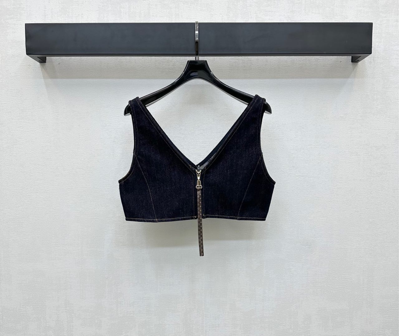 NO:429436,Louis Vuitto*2025 new product is available for printing denim vest bra custom YB imported twill cotton denim material Multi-washed, crisp and stylish, retro dark blue, add styling, ultra-short chest wrap vest three-dimensional cut and fit chest line, with leather buckle zipper adjustment design, add styling layering, iconic four-leaf clover letter logo pattern inside show brand tone Create a casual high street style Facial auxiliary material development Short vest bra tailoring can be matched with long and shorts in the same series, complete sets of outfits are brilliant and fashionable High version,,louis vuitton, shorts,alexander wang19860909Louis Vuitto*2025新品上架印花牛仔背心胸衣定制YB进口斜纹棉牛仔材质 多重水洗 挺括有型 通体复古深蓝色 增添造型层次感 超短款裹胸式背心立体裁剪贴合胸线 配合皮扣拉链调节设计 增添造型层次感 内里标志性四叶草字母徽标图案 彰显品牌调性 打造休闲高街风格 面辅料开发 短款背心胸衣剪裁 可搭配同系列长短裤 成套穿搭出彩时髦 高版本,,louis vuitton,shorts,alexander wang,Women's clothing