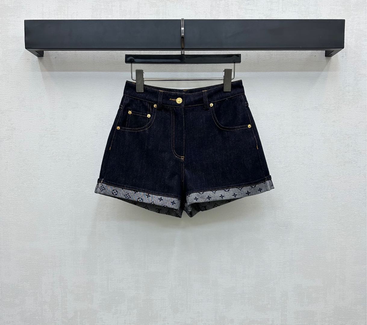 NO:429446,Louis Vuitto*2025 new product is available for printing denim shorts customized YB imported twill cotton denim material. Multiple washes, crisp and stylish. Retro dark blue all over the body to add layering. Use folded pants to reveal the iconic four-leaf clover letter logo pattern to highlight the brand tone. Create a casual high street style. Face and auxiliary materials development. High-waist button shorts cut. Can be matched with the same series tops. Complete sets of outfits are brilliant and fashionable. High version,,louis vuitton, shorts,alexander wang19860909Louis Vuitto*2025新品上架印花牛仔短裤定制YB进口斜纹棉牛仔材质 多重水洗 挺括有型 通体复古深蓝色 增添造型层次感 沿用翻折裤腿露出标志性四叶草字母徽标图案 彰显品牌调性 打造休闲高街风格 面辅料开发 高腰系扣短裤剪裁 可搭配同系列上装 成套穿搭出彩时髦 高版本,,louis vuitton,shorts,alexander wang,Women's clothing