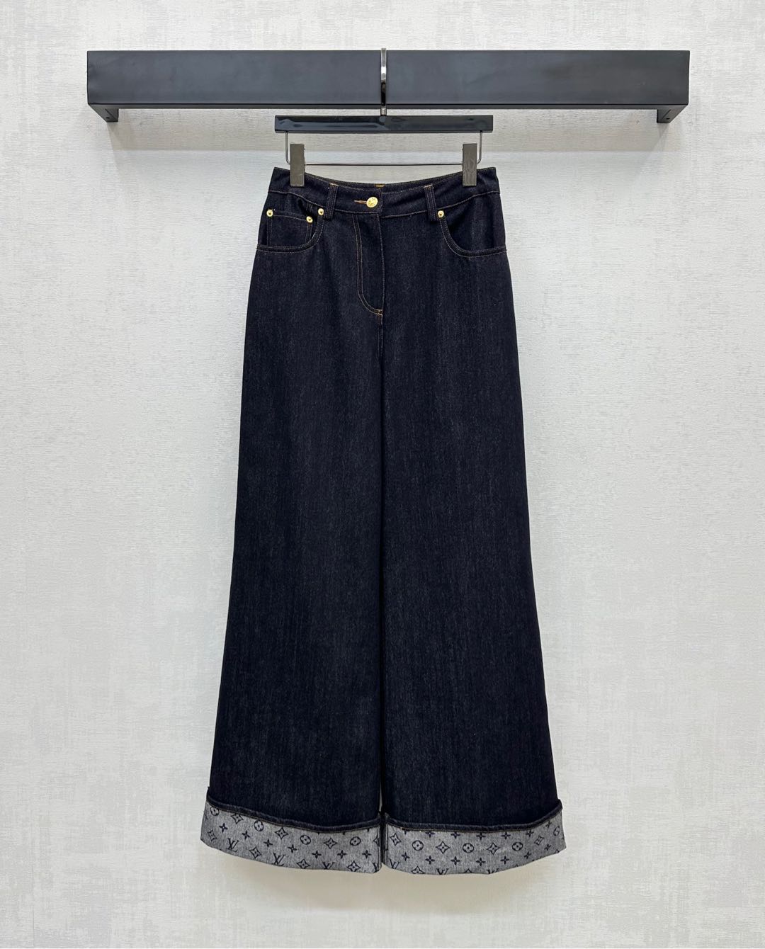 NO:429426,Louis Vuitto*2025 new product is available for printing denim trousers customized YB imported twill cotton denim material. Multiple washes, crisp and stylish. Retro dark blue all over the body to add layering. Use folded trousers to reveal the iconic four-leaf clover letter logo pattern to highlight the brand tone. Create a casual high street style. Face and auxiliary materials development. High-waisted button wide-leg trousers tailored. Can be matched with the same series tops. Complete sets of outfits are brilliant and fashionable. High version,,louis vuitton,alexander wang19860909Louis Vuitto*2025新品上架印花牛仔长裤定制YB进口斜纹棉牛仔材质 多重水洗 挺括有型 通体复古深蓝色 增添造型层次感 沿用翻折裤腿露出标志性四叶草字母徽标图案 彰显品牌调性 打造休闲高街风格 面辅料开发 高腰系扣阔腿长裤剪裁 可搭配同系列上装 成套穿搭出彩时髦 高版本,,louis vuitton,alexander wang,Women's clothing