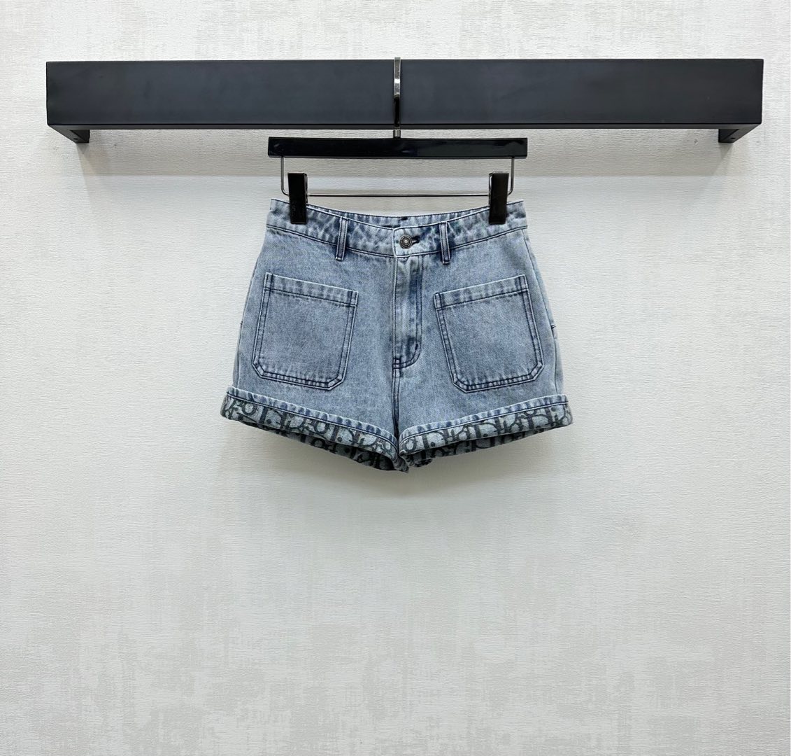 NO:434176,Dio*2025 new product is available for the shelves of Jacquard denim shorts Customized YB imported twill cotton denim material Multi-washed, crisp and stylish, retro light blue, combined with symmetrical pocket style design, add layered look, folded pants legs reveal full-print letter jacquard logo pattern, highlight the brand tone, surface auxiliary material development, high-waist button shorts cut, can be matched with the same series top set, complete sets of dressing are brilliant and fashionable, high-version, dior, shorts, alexander wang19860909Dio*2025新品上架提花牛仔短裤定制YB进口斜纹棉牛仔材质 多重水洗 挺括有型 通体复古浅蓝色 配合对称口袋版型设计 增添造型层次感 翻折裤腿露出满印字母提花徽标图案 彰显品牌调性 面辅料开发 高腰系扣短裤剪裁 可搭配同系列上装 成套穿搭出彩时髦   高版本,,dior,shorts,alexander wang,Women's clothing