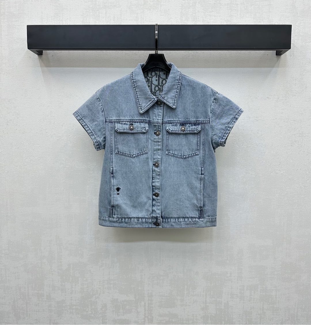 NO:434178,Dio*2025 new product is available on the shelves of Jacquard denim short-sleeved jacket custom YB imported twill cotton denim material Multi-washed, crisp and stylish, retro light blue, combined with the symmetrical flip pocket design on the chest, adding layered look, embroidered CD bee logo embroidered on the waist, full of jacquard letter patterns, highlighting the brand tone, surface auxiliary material development, lapel short-sleeved jacket tailoring, can be matched with the same series of long and shorts, complete sets of dressing are brilliant and fashionable, high-version,,dior, shorts, jackets & coats,T-shirt,alexander wang19860909Dio*2025新品上架提花牛仔短袖外套定制YB进口斜纹棉牛仔材质 多重水洗 挺括有型 通体复古浅蓝色 配合胸前对称翻盖口袋设计 增添造型层次感 腰侧点缀刺绣CD蜜蜂徽标 内里满印提花字母图案 彰显品牌调性 面辅料开发 翻领短袖外套剪裁 可搭配同系列长短裤 成套穿搭出彩时髦   高版本,,dior,shorts,jackets & coats,T-shirt,alexander wang,Women's clothing