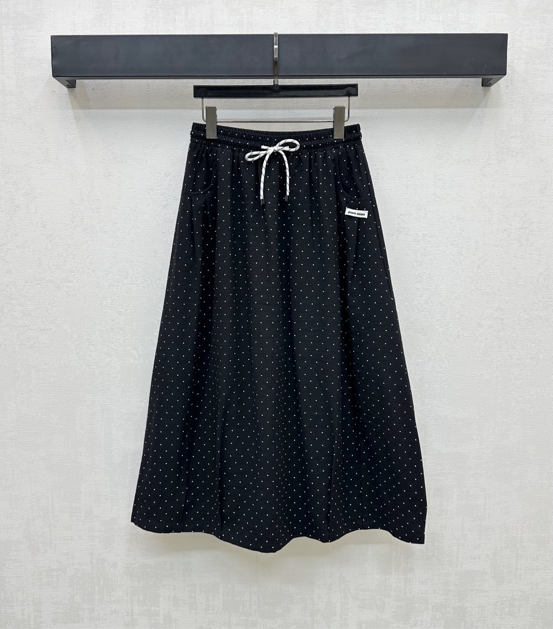 NO:430209,Miumi*2025 new product is available on the shelves of polka dot drawstring skirt custom YB imported twill cotton material, slouchy and comfortable, full-print polka dot pattern elements, adding layered shape, embellishment of iconic letter logo decoration on the waist, highlighting the brand tone, slightly cocoon-shaped pleated skirt design, upper body lengthens the leg lines, narrows the hips to show literary style, surface auxiliary materials development, high waist elastic skirt tailoring, commuting date outfit casual and lazy, high version,,miumiu, skirts,alexander wang19860909Miumi*2025新品上架波点抽绳半裙定制YB进口斜纹棉材质 垂顺舒适有型 通体满印波点图案元素 增添造型层次感 腰侧点缀标志性字母徽标装饰 彰显品牌调性 微微茧形压褶裙摆设计 上身拉长腿部线条 收窄遮胯显文艺 面辅料开发 高腰弹力半裙剪裁 通勤约会穿搭休闲慵懒 高版本,,miumiu,skirts,alexander wang,Women's clothing