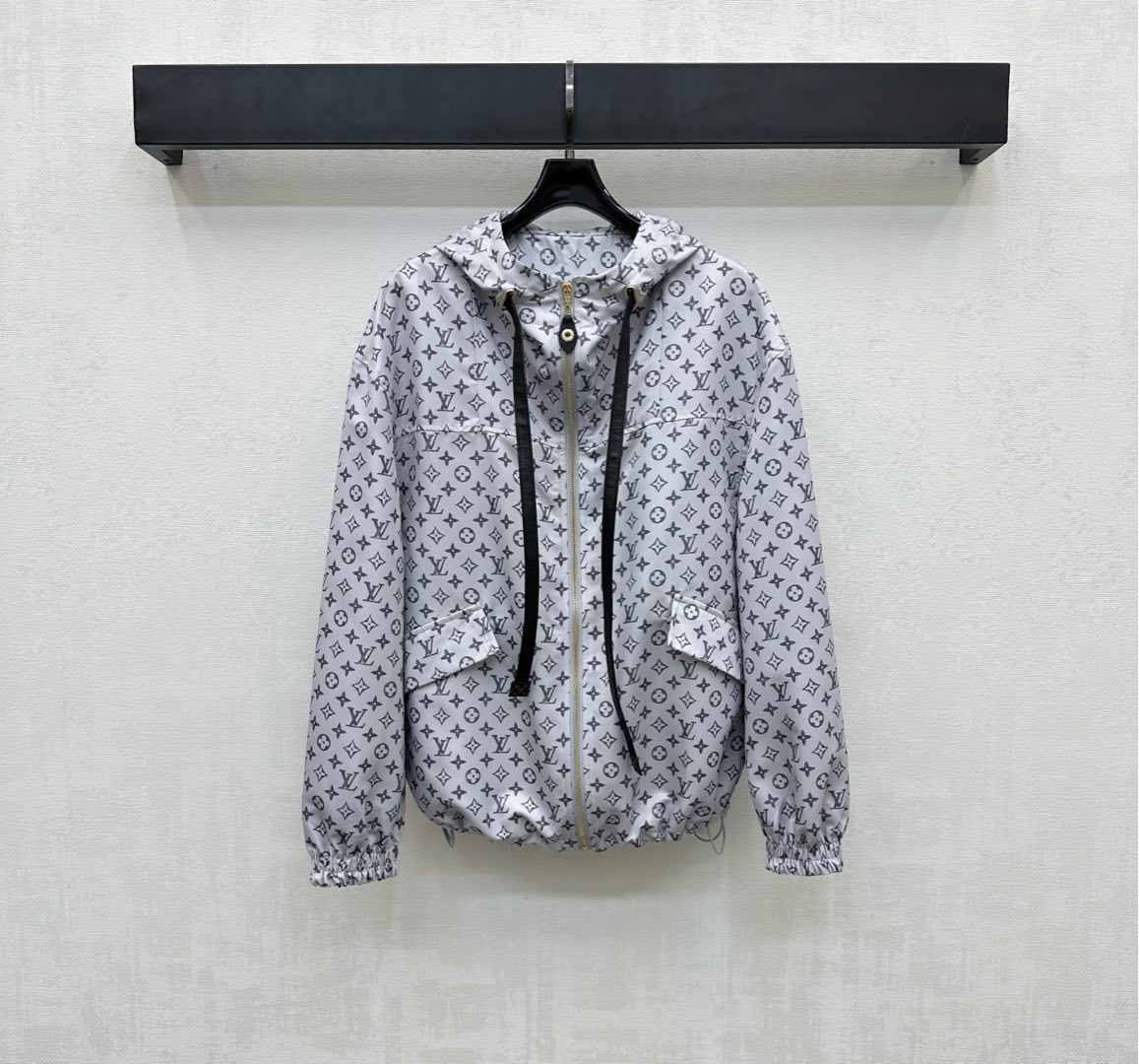 NO:430245,Lousy Vuitto*2025 new product launches hooded printed charge jacket customized YB imported nylon material breathable and comfortable, full texture, full of printed four-leaf clover letter logo elements, highlighting the brand tone, combined with symmetrical flip pockets and zipper drawstring adjustment design, add a sense of styling, lazy and fashionable atmosphere of casual sports, suddenly increased, surface accessories development, hooded drawstring jacket tailoring, casually dressed, fashionable, high-end version,, jackets & coats, jackets & coats, hats, alexander wang19860909Lousy Vuitto*2025新品上架连帽印花冲锋外套定制YB进口尼龙材质 透气舒适 质感十足 通体满印四叶草字母徽标元素 彰显品牌调性 配合对称翻盖口袋和拉链抽绳调节设计 增添造型层次感 休闲运动的慵懒时尚气氛骤增 面辅料开发 连帽抽绳夹克外套剪裁 随意外搭出彩时髦  高版本,,jackets & coats,jackets & coats,hats,alexander wang,Women's clothing