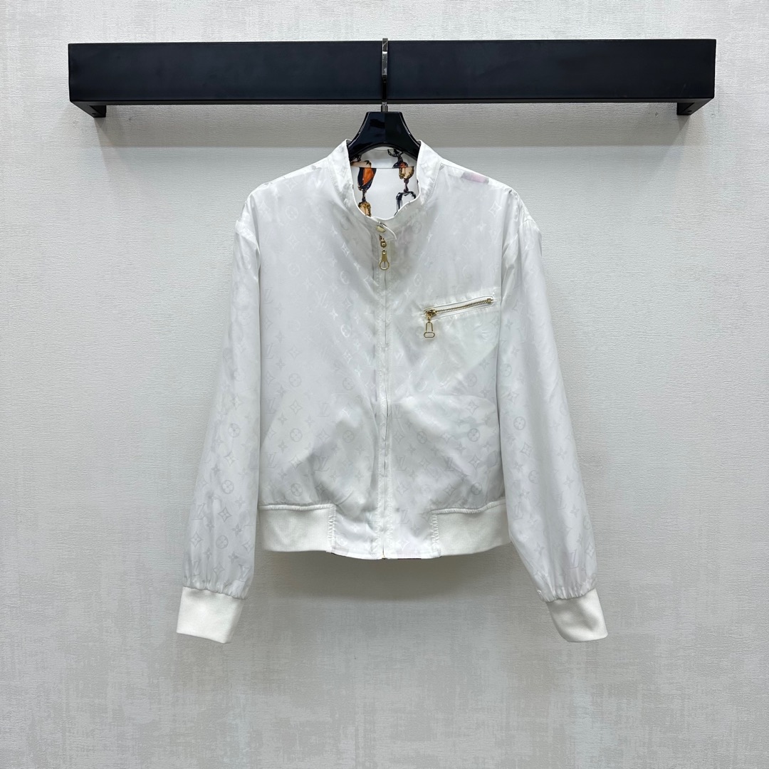 NO:430233,Louse Vuitto*2025 new product is available on the shelves of printed jackets on both sides, customized with YB imported thick twill material, shiny texture, smooth and stylish, and designed with two sides, decorated with four-leaf clover letter elements, and the other side is decorated with printed and painted chain printing patterns to highlight the brand tone. The gorgeous visual effect is full of personality and creativity. The open-labeled zipper is combined with threaded edge elastic adjustment to add a sense of styling. More casual and flexible. The development of surface accessories. Zippered flight jacket jacket tailoring. It is easy to wear and fashionable. High-version 2 colors,, jackets & coats, jackets & coats, alexander wang19860909Louse Vuitto*2025新品上架两面穿印花夹克外套定制YB进口加厚斜纹稠材质 质感光泽 垂顺有型 沿用两面穿设计 一面饰以满铺四叶草字母元素 一面点缀满印彩绘链条印花图案 彰显品牌调性 华丽的视觉效果充满个性和创意 开襟拉链配合螺纹包边松紧调节处理 增添造型层次感 更为休闲灵活 面辅料开发 拉链飞行夹克外套剪裁 随意外搭出彩时髦 高版本2色,,jackets & coats,jackets & coats,alexander wang,Women's clothing