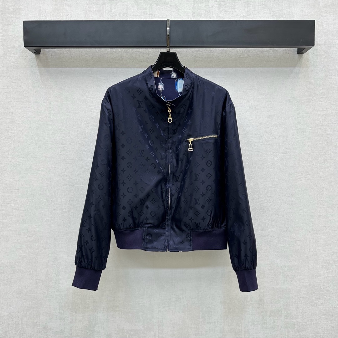 NO:430221,Louis Vuitto*2025 new product is available on the shelves of printed jackets on both sides, customized with YB imported thick twill material, shiny texture, smooth and stylish, and designed with two sides, decorated with four-leaf clover letter elements, and the other side is decorated with printed and painted chain printing patterns to highlight the brand tone. The gorgeous visual effect is full of personality and creativity. The zipper zipper is combined with threaded edge elastic adjustment to add a sense of styling. More casual and flexible. The surface and auxiliary materials development. Zippered flight jacket jacket tailoring. It is easy to wear and is fashionable. High-version 2 colors,,louis vuitton, jackets & coats, jackets & coats, alexander wang19860909Louis Vuitto*2025新品上架两面穿印花夹克外套定制YB进口加厚斜纹稠材质 质感光泽 垂顺有型 沿用两面穿设计 一面饰以满铺四叶草字母元素 一面点缀满印彩绘链条印花图案 彰显品牌调性 华丽的视觉效果充满个性和创意 开襟拉链配合螺纹包边松紧调节处理 增添造型层次感 更为休闲灵活 面辅料开发 拉链飞行夹克外套剪裁 随意外搭出彩时髦 高版本2色,,louis vuitton,jackets & coats,jackets & coats,alexander wang,Women's clothing