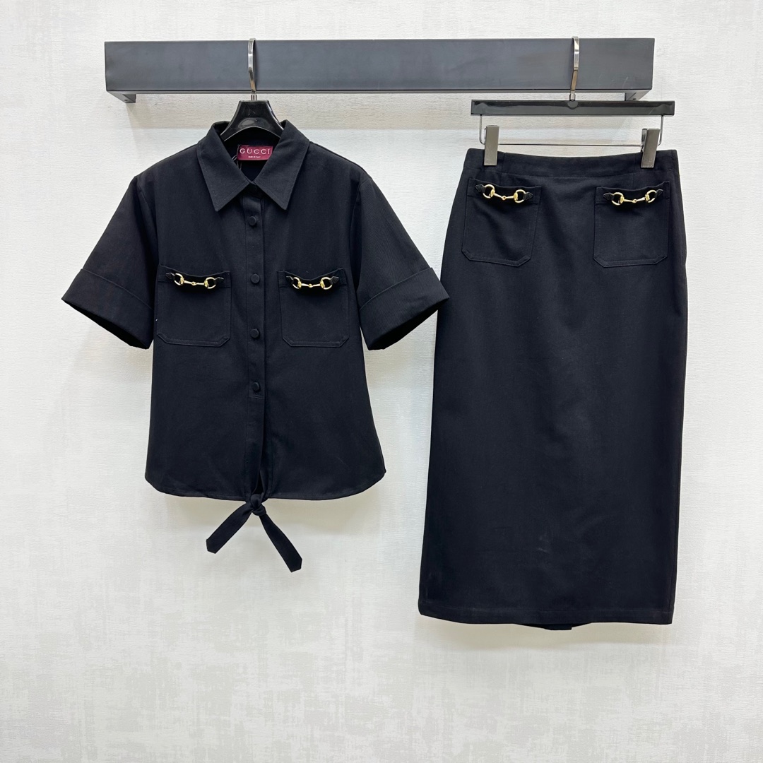 NO:430197,Gucc*2025 new product launches denim lace-up shirt skirt suit customized YB imported twill cotton denim material Multi-enzyme washing technology Presents retro black Not easy to dye and decolorize Symmetrical pockets embellish the iconic leather horseshoe buckle decoration to highlight the brand tone The lace-up straps at the waist outline curves with the skirt slit design to add styling layering Facial auxiliary materials development Short-sleeved shirt skirt suit tailoring Create a good proportion of top long and bottom short Simple and fashionable Complete sets of dressing high-end and fashionable High-version, gucci, skirts, T-shirts, alexander wang19860909Gucc*2025新品上架牛仔系带衬衫半裙套装定制YB进口斜纹棉牛仔材质 多重酵素水洗工艺 呈现复古黑色 不易染色脱色 对称口袋点缀标志性皮标马蹄链扣装饰 彰显品牌调性 上衣腰间系带勾勒曲线配合裙摆开衩设计处理 增添造型层次感 面辅料开发 短袖衬衫半身裙套装剪裁 打造上长下短好比例 简约时尚 成套穿搭高级时髦  高版本,,gucci,skirts,shirts,T-shirt,alexander wang,Women's clothing