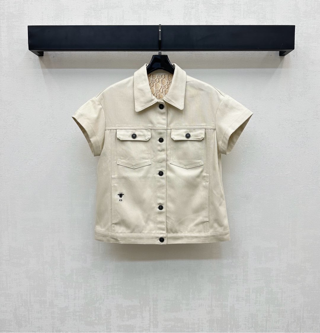 NO:430256,Dio*2025 new product lapel printed short-sleeved jacket is customized with YB imported twill cotton denim material. Multiple enzyme washing process presents an old retro feel. The symmetrical flip pocket on the chest is decorated with round buckles to highlight details. Combined with the embroidered CD bee logo decoration on the waist side, adds a sense of styling. The texture is more elegant and simple. The loose style is matched with the inner letter logo printing design to highlight the brand tone. The surface auxiliary material development. Lapel short jacket tailoring. The casual wear is high-end and fashionable. High-version, dior, jackets & coats, T-shirt, alexander wang19860909Dio*2025新品上架翻领印花短袖外套定制YB进口斜纹棉牛仔材质 多重酵素水洗工艺 呈现做旧复古感 胸前对称翻盖口袋处饰以印章圆扣点亮细节 配合腰侧刺绣CD蜜蜂徽标装饰 增添造型层次感 质感更为优雅简约 宽松版型搭配内侧字母徽标印花设计 彰显品牌调性 面辅料开发 翻领短款外套剪裁 随意外搭高级时髦  高版本,,dior,jackets & coats,T-shirt,alexander wang,Women's clothing