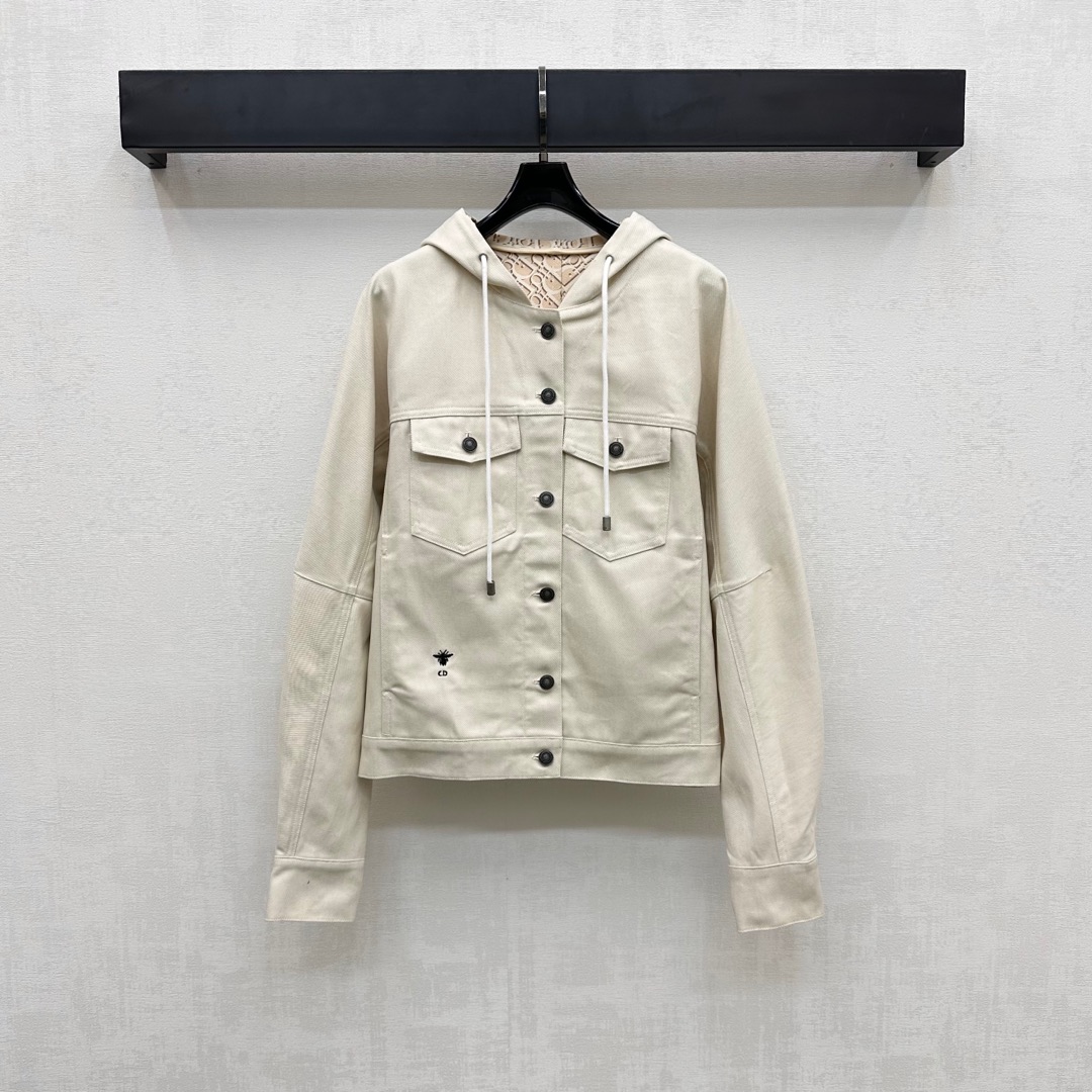 NO:430223,Dio*2025 new product launches hooded printed denim jacket customized YB imported twill cotton denim material Multi-enzyme washing technology presents an old retro feel. The symmetrical flip pocket on the chest is decorated with round buckles to highlight details. Combined with the embroidered CD bee logo decoration on the waist, adds a sense of layering, and the texture is more elegant and simple. Loose and slightly round and blunt silhouette. Paired with the inner letters of the hat collar, the logo printed exposed design shows the brand tone. Face and auxiliary materials development. Hooded jacket jacket tailoring. Randomly fashionable. High-end version,,dior,jackets & coats,jackets & coats,hats,alexander wang19860909Dio*2025新品上架连帽印花牛仔外套定制YB进口斜纹棉牛仔材质 多重酵素水洗工艺 呈现做旧复古感 胸前对称翻盖口袋处饰以印章圆扣点亮细节 配合腰侧刺绣CD蜜蜂徽标装饰 增添造型层次感 质感更为优雅简约 宽松略显圆钝随意的廓形 搭配帽领内侧字母徽标印花外露设计 彰显品牌调性 面辅料开发 连帽夹克外套剪裁 随意外搭高级时髦  高版本,,dior,jackets & coats,jackets & coats,hats,alexander wang,Women's clothing