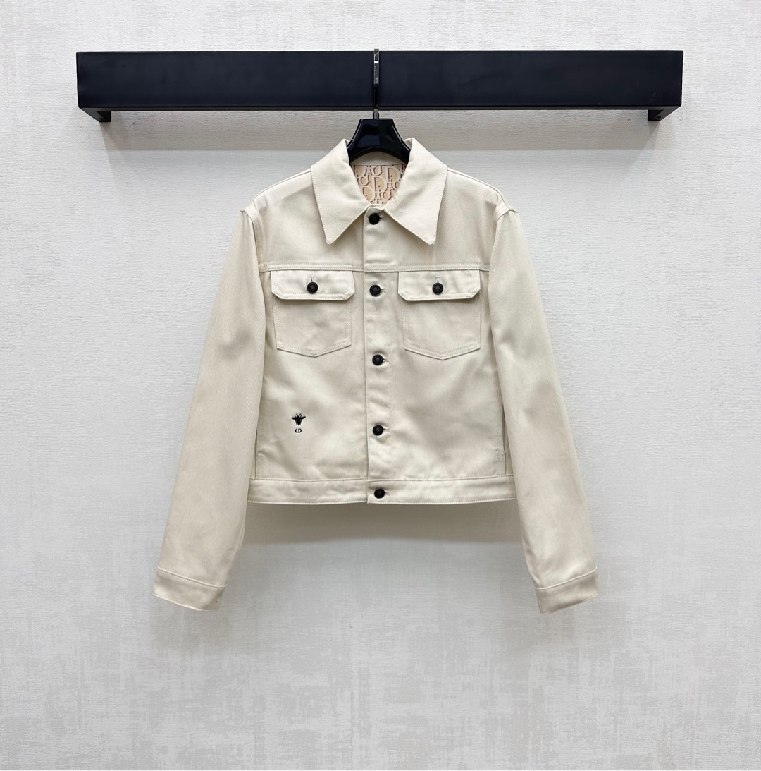 NO:430214,Dio*2025 new product lapel printed denim jacket customized YB imported twill cotton denim material Multi-enzyme washing technology presents an old retro feel. The symmetrical flip pocket on the chest is decorated with round buckles to highlight details. Combined with the embroidered CD bee logo decoration on the waist side, adds a sense of styling and texture is more elegant and simple. The slim fit style is matched with the inner letter logo printing design to highlight the brand tone. The surface auxiliary material development lapel front shoulder jacket tailoring. The casual wear is high-end and fashionable. High-version, dior, jackets & coats, jackets & coats, alexander wang19860909Dio*2025新品上架翻领印花牛仔外套定制YB进口斜纹棉牛仔材质 多重酵素水洗工艺 呈现做旧复古感 胸前对称翻盖口袋处饰以印章圆扣点亮细节 配合腰侧刺绣CD蜜蜂徽标装饰 增添造型层次感 质感更为优雅简约 修身版型搭配内侧字母徽标印花设计 彰显品牌调性 面辅料开发 翻领正肩夹克剪裁 随意外搭高级时髦  高版本,,dior,jackets & coats,jackets & coats,alexander wang,Women's clothing