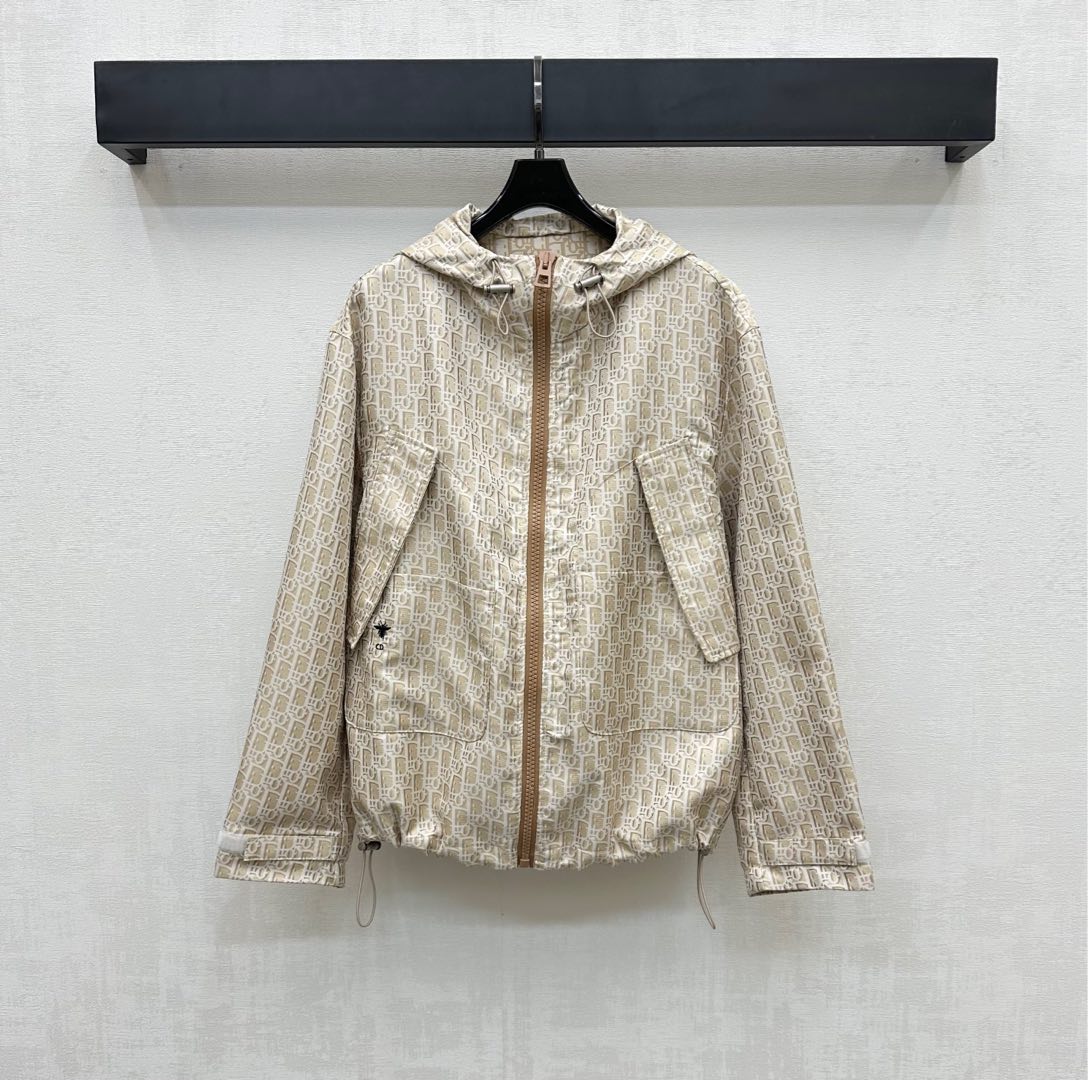 NO:430247,Dio*2025 new product is on the shelves of Jacquard Hooded Jacket Customized YB imported Jacquard material, breathable and comfortable, full texture, full of printed iconic letters, jacquard logo elements, highlighting the brand tone, golden reflection as a highlight, waist-side symmetrical flip pocket portable and practical, adds styling layering, surface auxiliary material development, hooded drawstring jacket tailoring, casually wear and stylish, high-end version,,dior, jackets & coats, jackets & coats,hats,alexander wang19860909Dio*2025新品上架提花连帽冲锋外套定制YB进口冲锋提花材质 透气舒适 质感十足 通体满印标志性字母提花徽标元素 彰显品牌调性 金色反光作为亮点尽显奢华 腰侧对称翻盖口袋便携实用 增添造型层次感 面辅料开发 连帽抽绳夹克外套剪裁 随意外搭出彩时髦 高版本,,dior,jackets & coats,jackets & coats,hats,alexander wang,Women's clothing