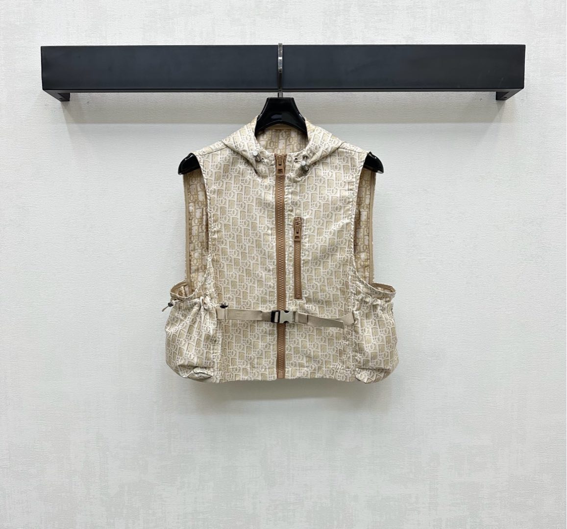 NO:430235,Dio*2025 new product is on the shelves of Jacquard Hooded Vest Customized YB imported Jacquard Material Breathable and comfortable, full texture, full of printed iconic letters Jacquard logo elements, matching the back letter webbing design to highlight the brand tone, golden reflection as a highlight, waist-side symmetrical silhouette pocket drawstring buckle adjustment, portable and practical, add styling layering, surface auxiliary material development Hooded drawstring vest jacket tailoring, casually wearable and fashionable, high-end version,,dior,jackets & coats,hats,alexander wang19860909Dio*2025新品上架提花连帽冲锋马甲定制YB进口提花冲锋材质 透气舒适 质感十足 通体满印标志性字母提花徽标元素 配合后背字母织带设计 彰显品牌调性 金色反光作为亮点尽显奢华 腰侧对称廓形口袋抽绳带扣调节处理便携实用 增添造型层次感 面辅料开发 连帽抽绳马甲外套剪裁 随意外搭出彩时髦  高版本,,dior,jackets & coats,hats,alexander wang,Women's clothing