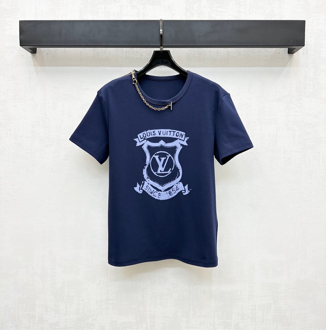 NO:430821,Louis Vuitto*2025 new product is on the shelves and customized printed chain YB imported native cotton material, breathable and comfortable, full texture, the chest is decorated with iconic letters and shield badges, highlighting the brand tone, single-sided shoulder zipper connecting neckline letter chain design, adding layered look, surface auxiliary material development, regular short-sleeved T-shirt tailoring, single-wear inner wear is brilliant and fashionable, high-version, louis vuitton, T-shirt,tees, t-shirt,alexander wang19860909Louis Vuitto*2025新品上架印花链条定制YB进口原生全棉材质 透气舒适 质感十足 胸前饰以标志性字母标识盾牌徽章点缀装饰 彰显品牌调性 单侧肩膀拉链连接领口字母链条设计 增添造型层次感 面辅料开发 常规短袖T恤剪裁 单穿内搭出彩时髦  高版本,,louis vuitton,T-shirt,tees，t-shirt,alexander wang,Women's clothing