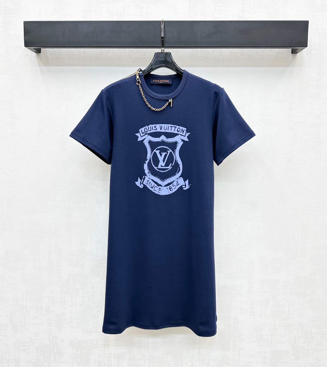 NO:430831,Louis Vuitto*2025 new product is available for printing chain skirt. Customized YB imported native cotton material. Breathable and comfortable. Full texture. The chest is decorated with iconic letters and shield badges to highlight the brand tone. Single-sided shoulder zipper connecting neckline letter chain design to add layered look. Facial auxiliary materials development. Short-sleeved dress tailoring. Commuter date outfits and fashionable. High-version, louis vuitton, skirts, T-shirt, alexander wang19860909Louis Vuitto*2025新品上架印花链条裙 定制YB进口原生全棉材质 透气舒适 质感十足 胸前饰以标志性字母标识盾牌徽章点缀装饰 彰显品牌调性 单侧肩膀拉链连接领口字母链条设计 增添造型层次感 面辅料开发 短袖连衣裙剪裁 通勤约会穿搭出彩时髦 高版本,,louis vuitton,skirts,T-shirt,alexander wang,Women's clothing