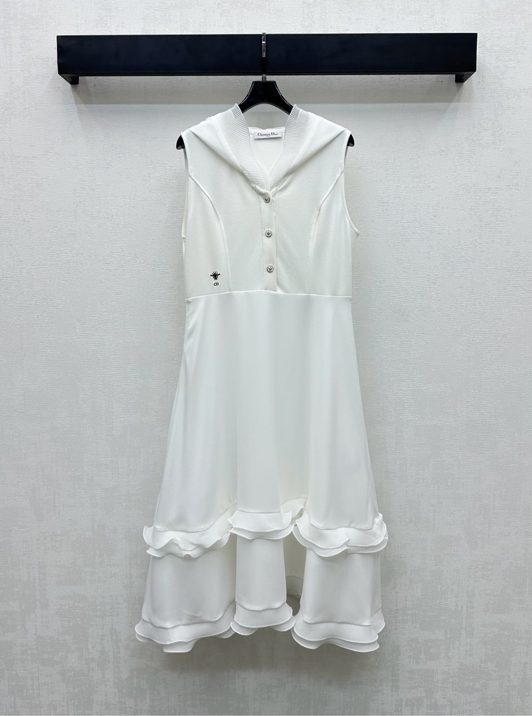 NO:430813,Dio*2025 new product is on the shelves of lace hooded vest skirt, customized YB imported acetic acid material, breathable and comfortable, full texture, use half-pallet buttons to adjust and make it easy to put on and off, and spliced ​​with multi-layer lace design to add layered shapes, embroidered with embroidered CD bee logo decoration on the waist to highlight the brand tone, surface auxiliary material development, sleeveless dress tailoring, commuting and date outfits are simple and atmospheric, high version 2 colors,,dior, skirts,hats,alexander wang19860909Dio*2025新品上架花边连帽背心裙定制YB进口醋酸材质 透气舒适 质感十足 沿用半开襟纽扣调节方便穿脱 配合裙摆拼接多层花边设计 增添造型层次感 腰侧点缀刺绣CD蜜蜂徽标装饰 彰显品牌调性 面辅料开发 无袖连衣裙剪裁 通勤约会穿搭简约大气  高版本2色,,dior,skirts,hats,alexander wang,Women's clothing