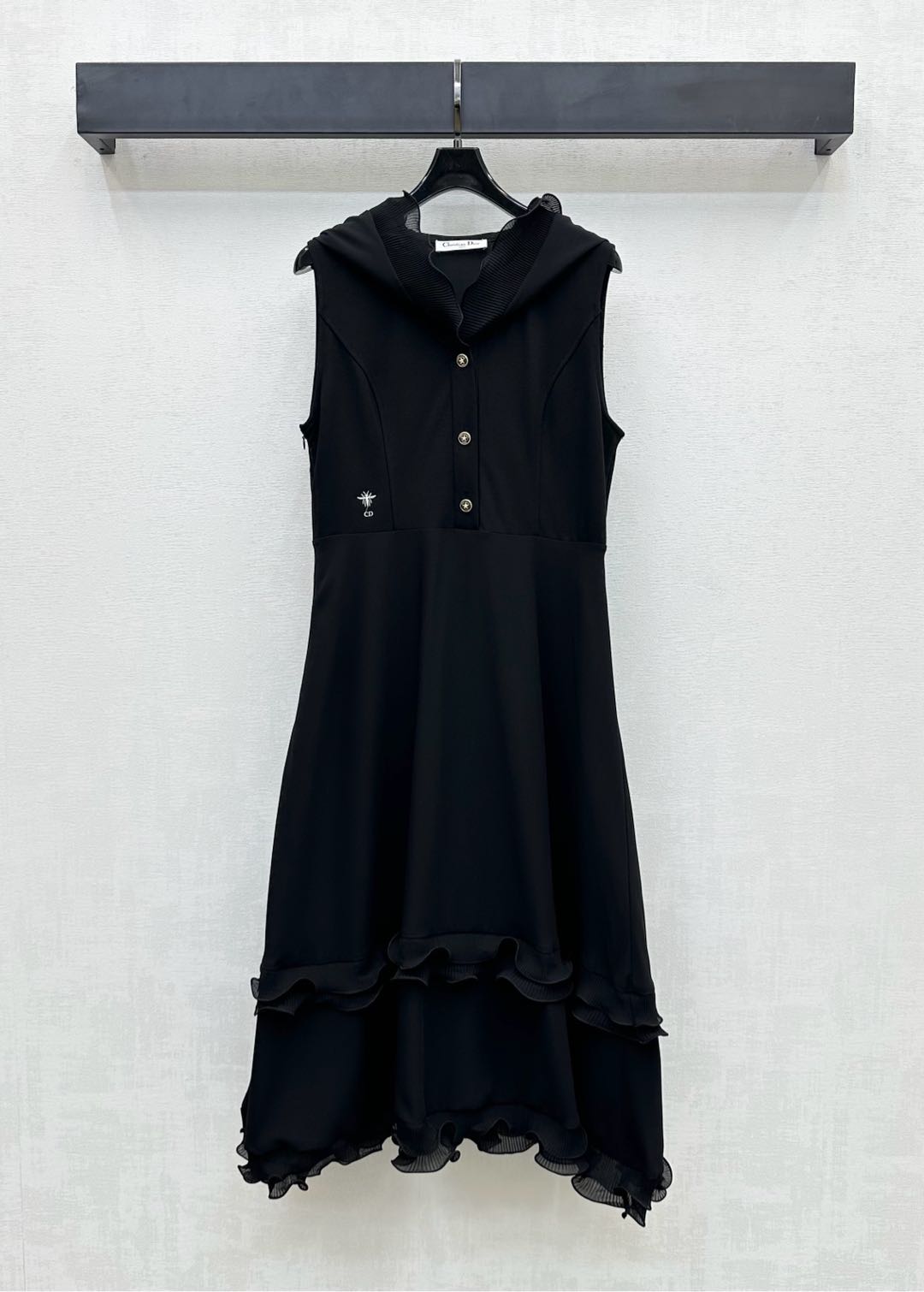 NO:430823,Dio*2025 new product is on the shelves of lace hooded vest skirt, customized YB imported acetic acid material, breathable and comfortable, full texture, use half-pallet buttons to adjust and make it easy to put on and off, and the multi-layer lace design is spliced ​​with skirt hem to add layered styling, embroidered with embroidered CD bee logo decoration, highlighting the brand tone, surface auxiliary material development, sleeveless dress tailoring, commuting and date outfits are simple and atmospheric, high version 2 colors,,dior, skirts,hats,alexander wang19860909Dio*2025新品上架花边连帽背心裙定制YB进口醋酸材质 透气舒适 质感十足 沿用半开襟纽扣调节方便穿脱 配合裙摆拼接多层花边设计 增添造型层次感 腰侧点缀刺绣CD蜜蜂徽标装饰 彰显品牌调性 面辅料开发 无袖连衣裙剪裁 通勤约会穿搭简约大气  高版本2色,,dior,skirts,hats,alexander wang,Women's clothing