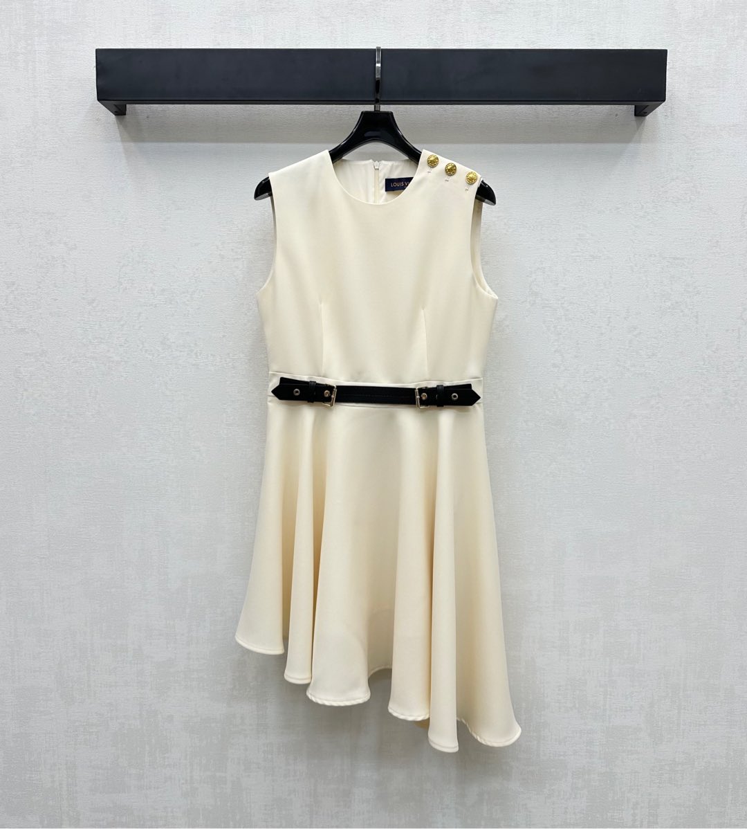 NO:430792,Louis Vuitto*2025 new product stand shoulder buckle vest skirt custom YB imported twill cotton material, comfortable and delicate texture, embellished with one side shoulder, round buckle badge embellishment, highlighting the brand tone, zipper adjustment design behind the back is easy to put on and off, leather buckle at the waist is decorated with irregular pleated skirt hem treatment, adding layered look, facial auxiliary material development, sleeveless dress tailoring, daily commuting and date outfits are brilliant and fashionable, high version 2 colors,,louis vuitton, skirts, alexander wang19860909Louis Vuitto*2025新品上架肩扣背心裙定制YB进口斜纹棉材质 质感舒适细腻 饰以单侧肩膀印刻标志性字母圆扣徽章点缀 彰显品牌调性 背后拉链调节设计方便穿脱 腰间皮革扣带装饰不规则压褶裙摆处理 增添造型层次感 面辅料开发 无袖连衣裙剪裁 日常通勤约会穿搭出彩时髦   高版本2色,,louis vuitton,skirts,alexander wang,Women's clothing