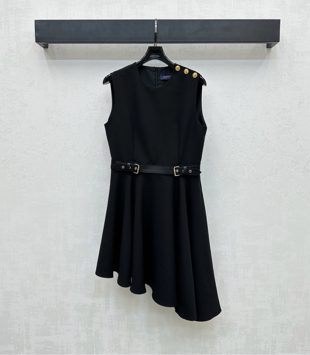 NO:430802,Louis Vuitto*2025 new product stand shoulder buckle vest skirt custom YB imported twill cotton material, comfortable and delicate texture, embellished with one side shoulder, round buckle badge embellishment, highlighting the brand tone, zipper adjustment design behind the back is easy to put on and off, leather buckle at the waist is decorated with irregular pleated skirt hem treatment, adding layered look, facial auxiliary material development, sleeveless dress tailoring, daily commuting and date outfits are brilliant and fashionable, high version 2 colors,,louis vuitton, skirts, alexander wang19860909Louis Vuitto*2025新品上架肩扣背心裙定制YB进口斜纹棉材质 质感舒适细腻 饰以单侧肩膀印刻标志性字母圆扣徽章点缀 彰显品牌调性 背后拉链调节设计方便穿脱 腰间皮革扣带装饰不规则压褶裙摆处理 增添造型层次感 面辅料开发 无袖连衣裙剪裁 日常通勤约会穿搭出彩时髦   高版本2色,,louis vuitton,skirts,alexander wang,Women's clothing