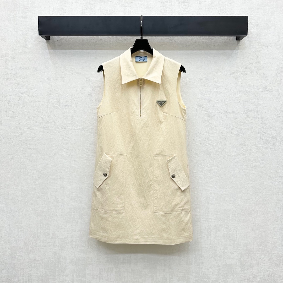 NO:430833,Prad*2025 new product lapel vest skirt is customized with YB imported nylon material, shiny and stylish. The large-size color of the ready-to-wear uses cutting and details to improve the exquisiteness. The front closure zipper design is designed with a free adjustment of elastic slits and makes it easier to put on and off. Combined with the symmetrical flip pocket decoration on the waist and hips, add a sense of styling. The chest is decorated with iconic triangle logo decoration to highlight the brand tone. The surface and auxiliary materials development. Lapel sleeveless dress tailoring. A fashionable and practical four-season versatile dress. The upper body is fashionable and fashionable. High-version 2 colors,,prada, skirts,alexander wang19860909Prad*2025新品上架翻领背心裙定制YB进口尼龙材质 光泽挺括有型 成衣大体素色利用裁剪和细节提升精致度 前襟半开襟拉链设计 随意调节松紧开衩更方便穿脱 配合腰胯侧对称翻盖口袋装饰 增添造型层次感 胸前点缀标志性三角徽标装饰 彰显品牌调性 面辅料开发 翻领无袖连衣裙剪裁 时尚与实用兼备的四季百搭连衣裙 上身潮流洋气  高版本2色,,prada,skirts,alexander wang,Women's clothing