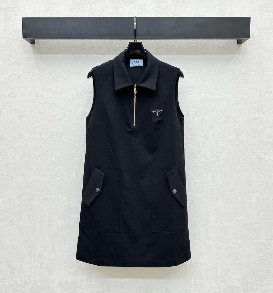 NO:430838,Prad*2025 new product lapel vest skirt is customized with YB imported nylon material, shiny and stylish. The large-size color of the ready-to-wear uses cutting and details to improve the exquisiteness. The front closure zipper design is designed with a free adjustment of elastic slits and makes it easier to put on and off. Combined with the symmetrical flip pocket decoration on the waist and hips, add a sense of styling. The chest is decorated with iconic triangle logo decoration to highlight the brand tone. The surface and auxiliary materials development. Lapel sleeveless dress tailoring. A fashionable and practical four-season versatile dress. The upper body is fashionable and fashionable. High-version 2 colors,,prada, skirts,alexander wang19860909Prad*2025新品上架翻领背心裙定制YB进口尼龙材质 光泽挺括有型 成衣大体素色利用裁剪和细节提升精致度 前襟半开襟拉链设计 随意调节松紧开衩更方便穿脱 配合腰胯侧对称翻盖口袋装饰 增添造型层次感 胸前点缀标志性三角徽标装饰 彰显品牌调性 面辅料开发 翻领无袖连衣裙剪裁 时尚与实用兼备的四季百搭连衣裙 上身潮流洋气 高版本2色,,prada,skirts,alexander wang,Women's clothing