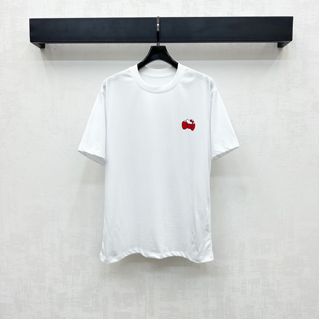 NO:431622,Kitty*2025 new product is on the shelves of printed round neck custom YB native cotton material breathable and comfortable, full texture, decorated with the iconic letter logo of the Katie print pattern, highlighting the brand tone, the upper body is simple and atmospheric, the surface and auxiliary materials are developed, round neck short-sleeved T-shirt tailoring, daily commuting outfits are age-reducing and fashionable, high-end version, T-shirt,tees, t-shirt,alexander wang19860909kitty*2025新品上架印花圆领定制YB原生全棉材质 透气舒适 质感十足 饰以凯蒂猫印花图案标志性字母徽标点缀装饰 彰显品牌调性 上身简约大气 面辅料开发 圆领短袖T恤剪裁 日常通勤穿搭减龄洋气出彩时髦 高版本,,T-shirt,tees，t-shirt,alexander wang,Women's clothing