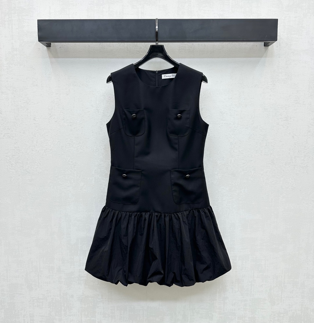 NO:431605,Dio*2025 new product is on the shelves of spliced ​​round neck vest skirt custom YB imported twill cotton splicing material Delicate texture Soft and comfortable Low-waisted pleated skirt hem splicing design Combined with the zipper adjustment of the back, easy to put on and take off, add a sense of styling, symmetrical pockets on the chest embellish the iconic letter button decoration, highlight the brand tone, facial auxiliary material development, sleeveless dress tailoring, commuting and date outfits to reduce age and style, high-end version,,dior, skirts,alexander wang19860909Dio*2025新品上架拼接圆领背心裙定制YB进口斜纹棉拼接材质 细腻肌理 柔软舒适 低腰压褶裙摆拼接设计 配合背后开襟拉链调节处理 方便穿脱 增添造型层次感 胸前对称口袋点缀标志性字母纽扣装饰 彰显品牌调性 面辅料开发 无袖连衣裙剪裁 通勤约会穿搭减龄洋气 高版本,,dior,skirts,alexander wang,Women's clothing