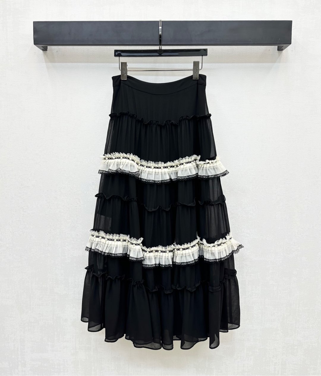 NO:431614,Dio*2025 new product launches lace pleated skirt custom YB imported mesh material, sleek, comfortable and stylish, umbrella-shaped and weighty skirt hem, paired with two-layer contrasting color fungus lace design, add layering, easy outline and divide the upper short and lower length ratio, side zipper adjustment is extremely tolerant to the figure, create a casual and relaxed outfit, elegant and generous, enhance the brand style, surface auxiliary materials development, high waist pleated skirt tailoring, meet various needs for commuting and dates, elegant and fashionable outfit, high version, dior, skirts, alexander wang19860909Dio*2025新品上架花边压褶半裙定制YB进口网纱材质 垂顺舒适有型 伞状分量感十足大裙摆 搭配两层撞色木耳花边设计 增添造型层次感 轻松勾勒划分上短下长好比例 侧拉链调节对身材包容度极高 打造休闲松弛感满分穿搭 优雅大方 提升品牌格调 面辅料开发 高腰压褶半裙剪裁 满足通勤约会多种需求 穿搭优雅时髦  高版本,,dior,skirts,alexander wang,Women's clothing