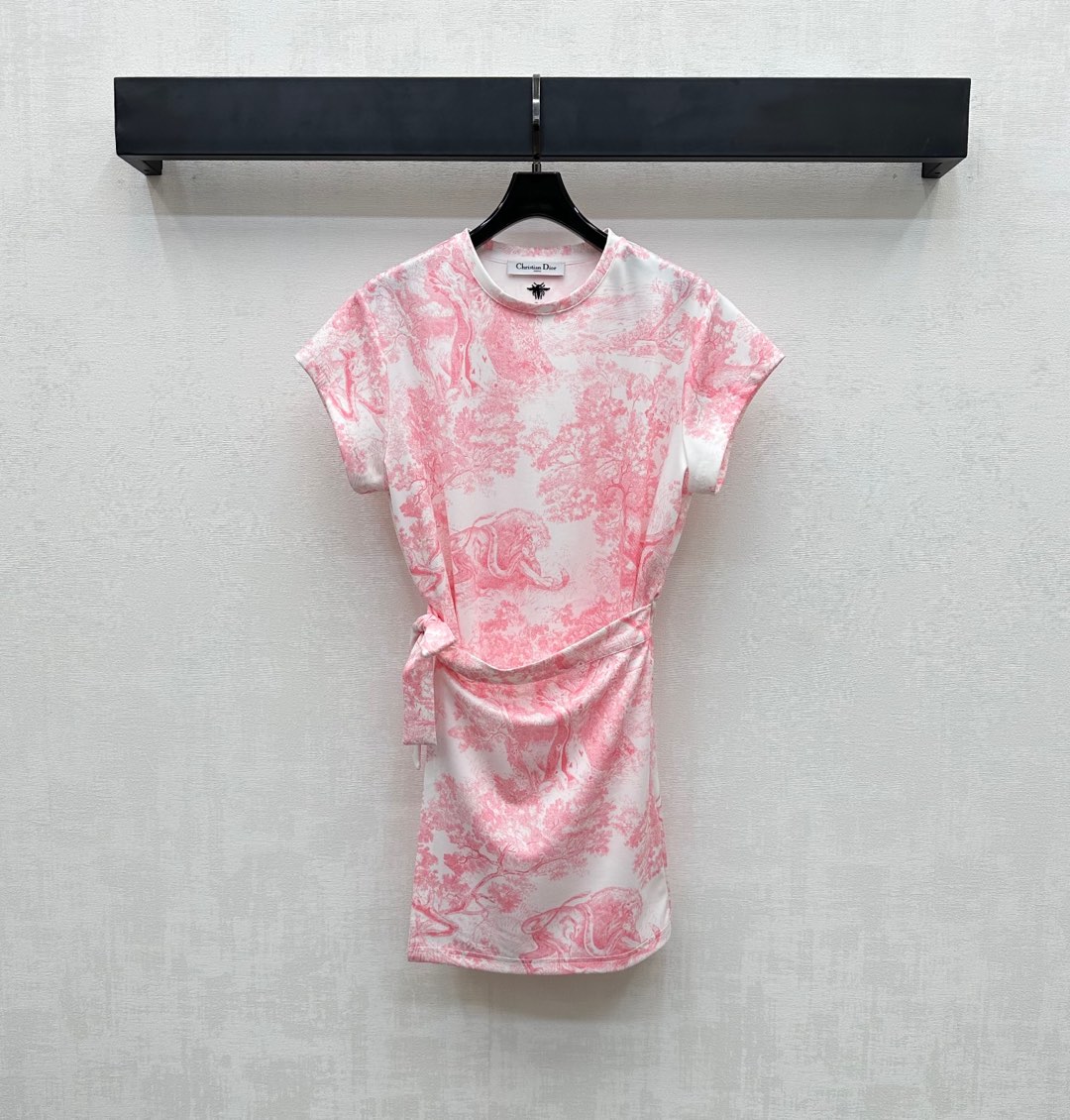 NO:431559,Dio*2025 new product is on the shelves of spliced ​​printed dress custom YB imported native cotton material, comfortable, breathable and stylish, full of jungle animal pattern elements, combined with the iconic CD bee embroidered logo embellishment decoration, highlighting the brand tone, one-piece fabric lace at the waist, forming a layered design, adding to the styling, surface auxiliary material development, short-sleeved dress style cut, commuting and date outfits to reduce age and fashionable, high version 2 colors,,dior, skirts, T-shirt, alexander wang19860909Dio*2025新品上架拼接印花连衣裙定制YB进口原生全棉材质 舒适透气有型 通体印满丛林动物图案元素 配合背后领口标志性CD蜜蜂刺绣徽标点缀装饰 彰显品牌调性 腰间一片式本布系带形成叠穿设计 增添造型层次感 面辅料开发 短袖连衣裙版型剪裁 通勤约会穿搭减龄时髦  高版本2色,,dior,skirts,T-shirt,alexander wang,Women's clothing