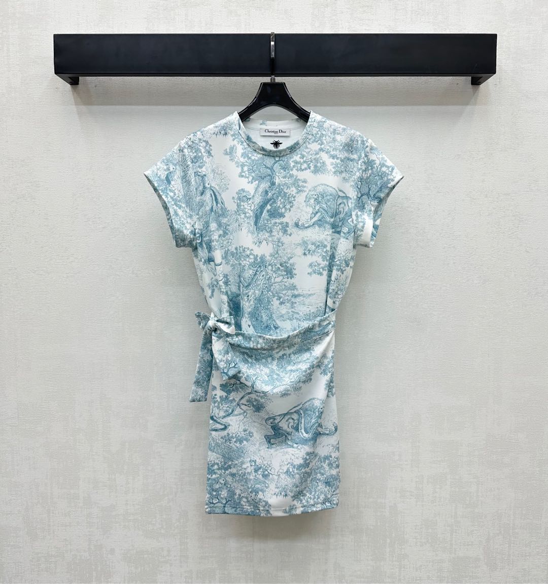 NO:431567,Dio*2025 new product is on the shelves of spliced ​​printed dress custom YB imported native cotton material, comfortable, breathable and stylish, full of jungle animal pattern elements, combined with the iconic CD bee embroidered logo embellishment decoration, highlighting the brand tone, one-piece fabric lace at the waist, forming a layered design, adding to the styling, surface auxiliary material development, short-sleeved dress style cut, commuting and date outfits to reduce age and fashionable, high version 2 colors,,dior, skirts, T-shirt, alexander wang19860909Dio*2025新品上架拼接印花连衣裙定制YB进口原生全棉材质 舒适透气有型 通体印满丛林动物图案元素 配合背后领口标志性CD蜜蜂刺绣徽标点缀装饰 彰显品牌调性 腰间一片式本布系带形成叠穿设计 增添造型层次感 面辅料开发 短袖连衣裙版型剪裁 通勤约会穿搭减龄时髦  高版本2色,,dior,skirts,T-shirt,alexander wang,Women's clothing