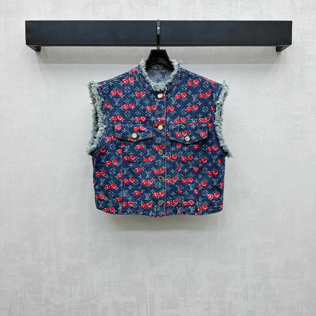 NO:432317,Louis Vuitto*2025 new product is available on the shelves of Jacquard Denim Vest Customized YB imported twill cotton denim material Enzyme washing process treatment Preparation clothing is not easy to fade color, full-body four-leaf clover letter jacquard cherry pattern highlights the brand tone The details of the neckline cuffs add a free and unrestrained lazy atmosphere The opening button adjustment design is easy to put on and off. Combined with the flip-top pocket decoration on the chest, add a sense of styling, facial auxiliary materials development Short vest style tailoring Can be matched with the same series of skirts and pants, presenting a casual and free style of dressing. The set is fashionable and fashionable. High-version, louis vuitton, skirts, alexander wang19860909Louis Vuitto*2025新品上架提花牛仔马甲定制YB进口斜纹全棉牛仔材质 酵素水洗工艺处理 成衣不易掉色串色 通体四叶草字母提花樱桃图案 彰显品牌调性 领口袖口毛絮细节增添自由不羁的慵懒气息 开襟纽扣调节设计方便穿脱 配合胸前翻盖口袋装饰 增添造型层次感 面辅料开发 短款马甲版型剪裁 可搭配同系列裙裤装 呈现随性自由的穿搭风格 成套穿搭时髦洋气 高版本,,louis vuitton,skirts,alexander wang,Women's clothing