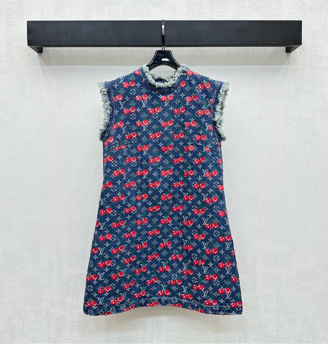 NO:432329,Louis Vuitto*2025 new product is available on the shelves of jacquard denim vest skirt custom YB imported twill cotton denim material Enzyme washing process treatment Preparation clothing is not easy to fade color, full-body four-leaf clover letter jacquard cherry pattern highlights the brand tone The details of the neckline cuffs add a free and unrestrained lazy atmosphere The back is adjusted with a half-pallet leather buckle zipper to add a sense of styling layering Facial auxiliary materials development Sleeveless dress tailoring Commuter date outfits fashionable and fashionable High-version, louis vuitton, skirts, alexander wang19860909Louis Vuitto*2025新品上架提花牛仔背心裙定制YB进口斜纹全棉牛仔材质 酵素水洗工艺处理 成衣不易掉色串色 通体四叶草字母提花樱桃图案 彰显品牌调性 领口袖口毛絮细节增添自由不羁的慵懒气息 后背沿用半开襟皮扣拉链调节设计 增添造型层次感 面辅料开发 无袖连衣裙剪裁 通勤约会穿搭时髦洋气 高版本,,louis vuitton,skirts,alexander wang,Women's clothing