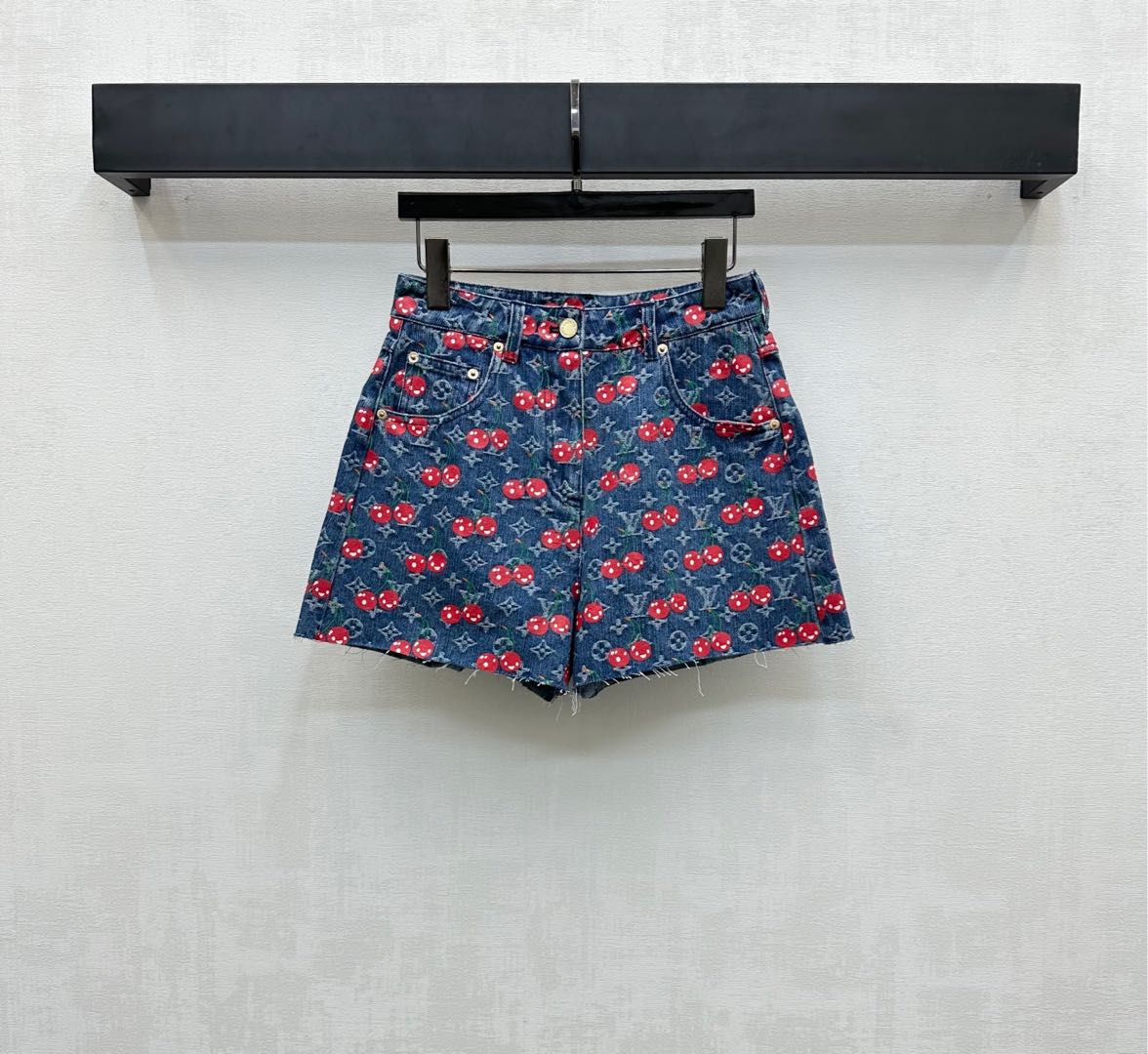 NO:432300,Louis Vuitto*2025 new product is available. Customized jacquard denim shorts YB imported twill cotton denim material enzyme washing process. Preparation of clothes is not easy to fade, full-body four-leaf clover letter jacquard cherry pattern to highlight the brand tone. Symmetrical pocket style and waist letter leather label decoration to add styling layering. Facial auxiliary materials development. High-waist button shorts cut can be matched with the same series of vests. Show a casual and free style. Complete sets of fashionable and fashionable. High-version, louis vuitton, shorts, alexander wang19860909Louis Vuitto*2025新品上架 提花牛仔短裤定制YB进口斜纹全棉牛仔材质酵素水洗工艺处理 成衣不易掉色串色 通体四叶草字母提花樱桃图案 彰显品牌调性 对称口袋版型配合后腰字母皮标装饰 增添造型层次感 面辅料开发 高腰系扣短裤剪裁 可搭配同系列马甲 呈现随性自由的穿搭风格 成套穿搭时髦洋气 高版本,,louis vuitton,shorts,alexander wang,Women's clothing