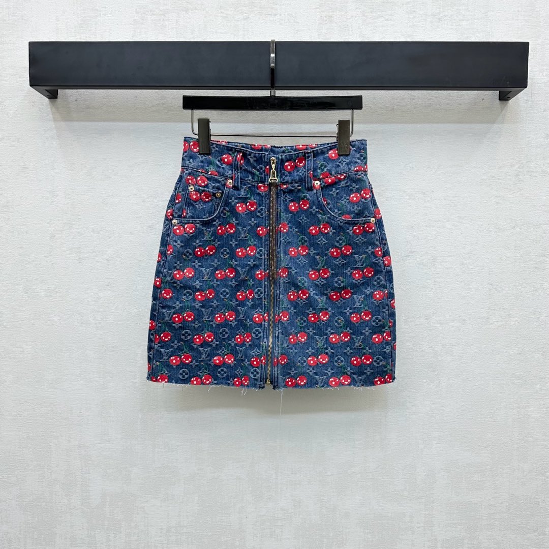 NO:432308,Louis Vuitto*2025 new product is available. Customized jacquard denim skirt YB imported twill cotton denim material enzyme washing process. Preparation clothes are not easy to fade, full-body four-leaf clover letter jacquard cherry pattern to highlight the brand tone. Symmetrical pocket leather label zipper adjustment design. Decorated with the back waist letter leather label to add layered look. Facial auxiliary materials development. High-waist zipper skirt tailoring. Can be matched with the same series of vests. Show a casual and free style. Complete sets of dressing are fashionable and fashionable. High-version,,louis vuitton, skirts, alexander wang19860909Louis Vuitto*2025新品上架 提花牛仔半裙定制YB进口斜纹全棉牛仔材质酵素水洗工艺处理 成衣不易掉色串色 通体四叶草字母提花樱桃图案 彰显品牌调性 对称口袋皮标拉链调节设计 配合后腰字母皮标装饰 增添造型层次感 面辅料开发 高腰拉链半裙剪裁 可搭配同系列马甲 呈现随性自由的穿搭风格 成套穿搭时髦洋气 高版本,,louis vuitton,skirts,alexander wang,Women's clothing