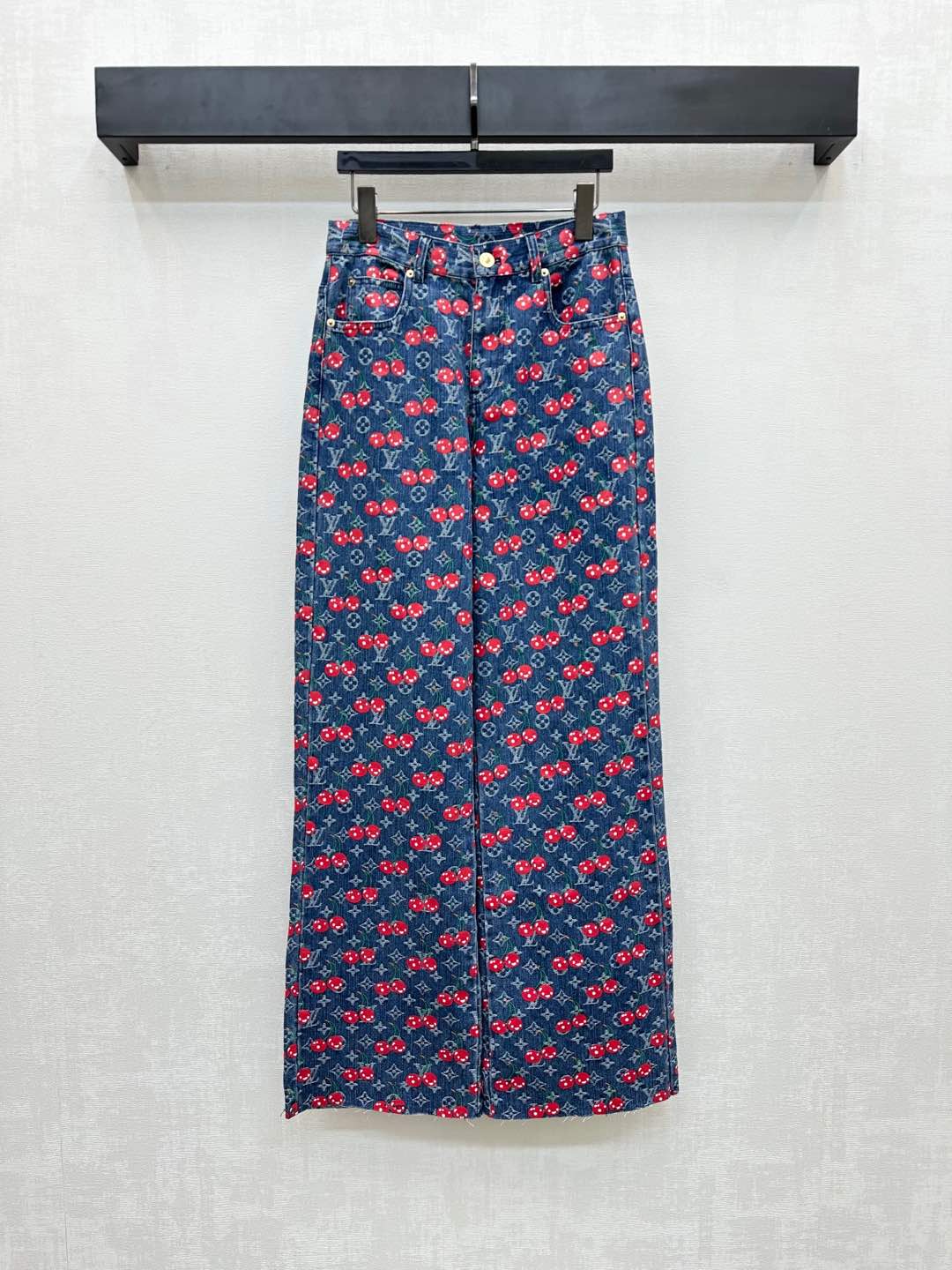 NO:432320,Louis Vuitto*2025 new product is available on the shelves of jacquard denim trousers customized YB imported twill cotton denim material Enzyme washing process treatment Preparing clothes are not easy to fade color, full-body four-leaf clover letter jacquard cherry pattern highlights the brand tone Symmetrical pocket style with back waist letter leather label decoration Add styling layering Facial auxiliary material development High-waist buckle straight trousers tailored can be matched with vests in the same series Present a casual and free style Complete sets of fashion trendy and fashionable High-version, louis vuitton,alexander wang19860909Louis Vuitto*2025新品上架提花牛仔长裤定制YB进口斜纹全棉牛仔材质 酵素水洗工艺处理 成衣不易掉色串色 通体四叶草字母提花樱桃图案 彰显品牌调性 对称口袋版型配合后腰字母皮标装饰 增添造型层次感 面辅料开发 高腰系扣直筒长裤剪裁 可搭配同系列马甲 呈现随性自由的穿搭风格 成套穿搭时髦洋气 高版本,,louis vuitton,alexander wang,Women's clothing